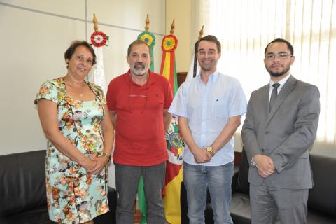 A coordenadora Zeneida Souza apresentou o procurador federal Ricardo Cardoso (direita) ao reitor, Marco Antonio Hansen, e ao vice-reitor, Maurício Vieira
