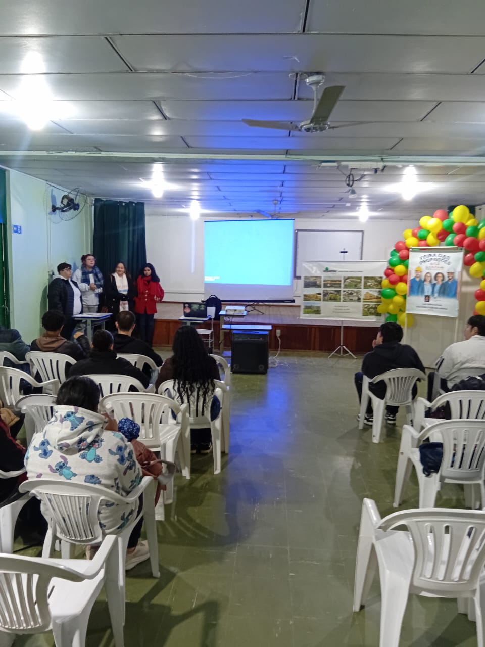 Alunas da Unipampa conversam com a comunidade da Escola Farroupilha Alunas da Unipampa conversam com a comunidade da Escola Farroupilha.