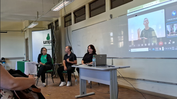 Comunidade Surda e professoras da educação básica de São Borja e colaboradores da Unipampa (Foto: Divulgação) Imagem em ambiente fechado contendo pessoas interagindo.