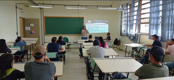 Comunidade Surda e professoras da educação básica de São Borja e colaboradores da Unipampa (Foto: Divulgação) Imagem em ambiente fechado contendo pessoas interagindo.