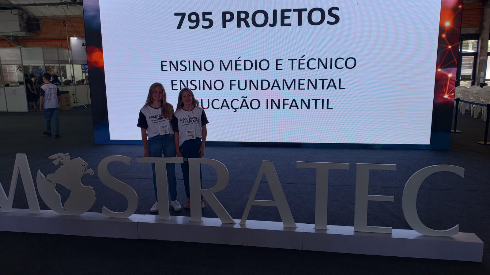 Produções da III Fecipampa participam de feiras nacionais e internacionais (Foto: Divulgação) Imagem em ambiente fechado contendo pessoas interagindo.