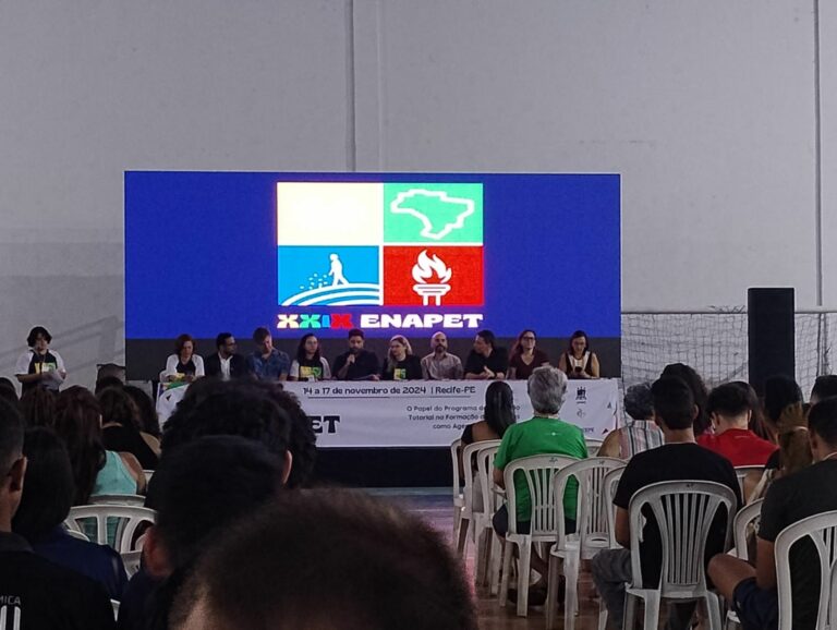Representantes da Unipampa participaram do XXIX Encontro Nacional dos Grupos PET (Foto: Divulgação) Imagem em ambiente fechado com pessoas no interagindo.
