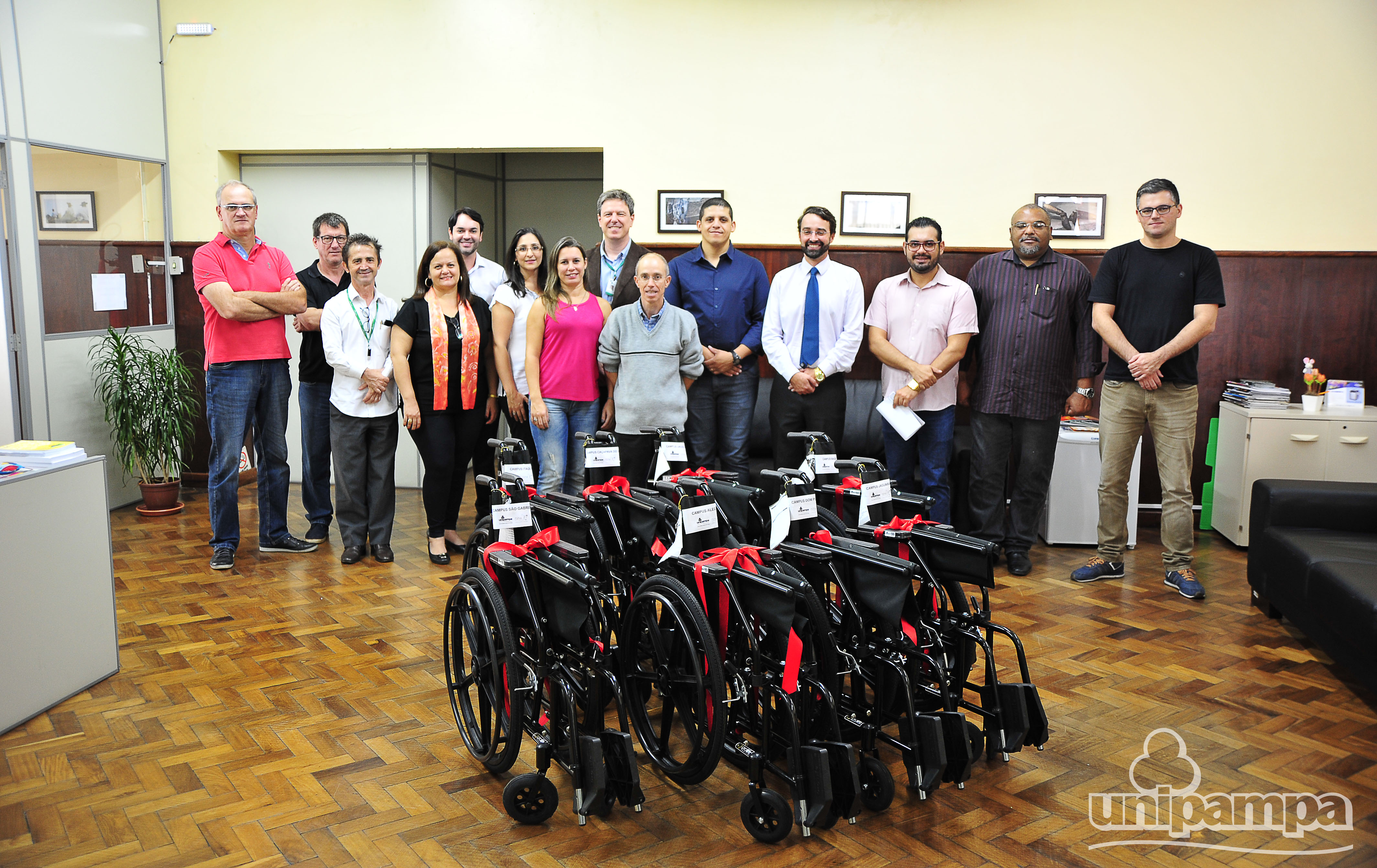 Diretores dos campi reunidos com vice-reitor na entrega das novas cadeiras de rodas