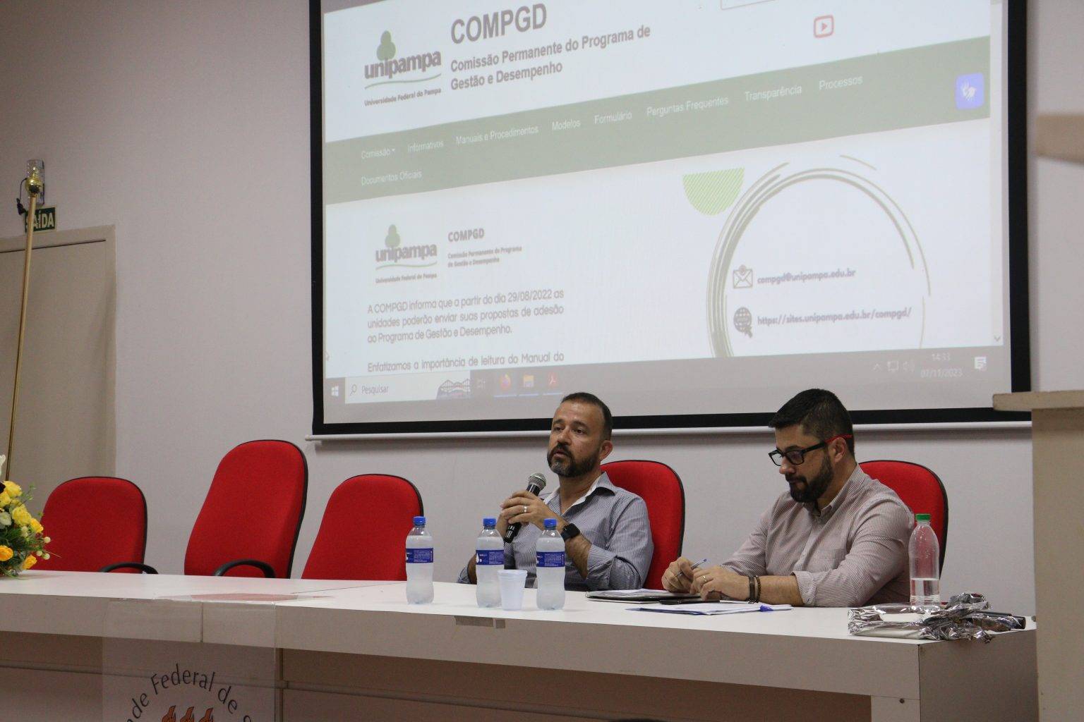 Alexandre Villas Bôas (ao microfone) debate sobre a implementação do PGD na Unipampa. Foto: Equipe de Comunicação da Assufsm
