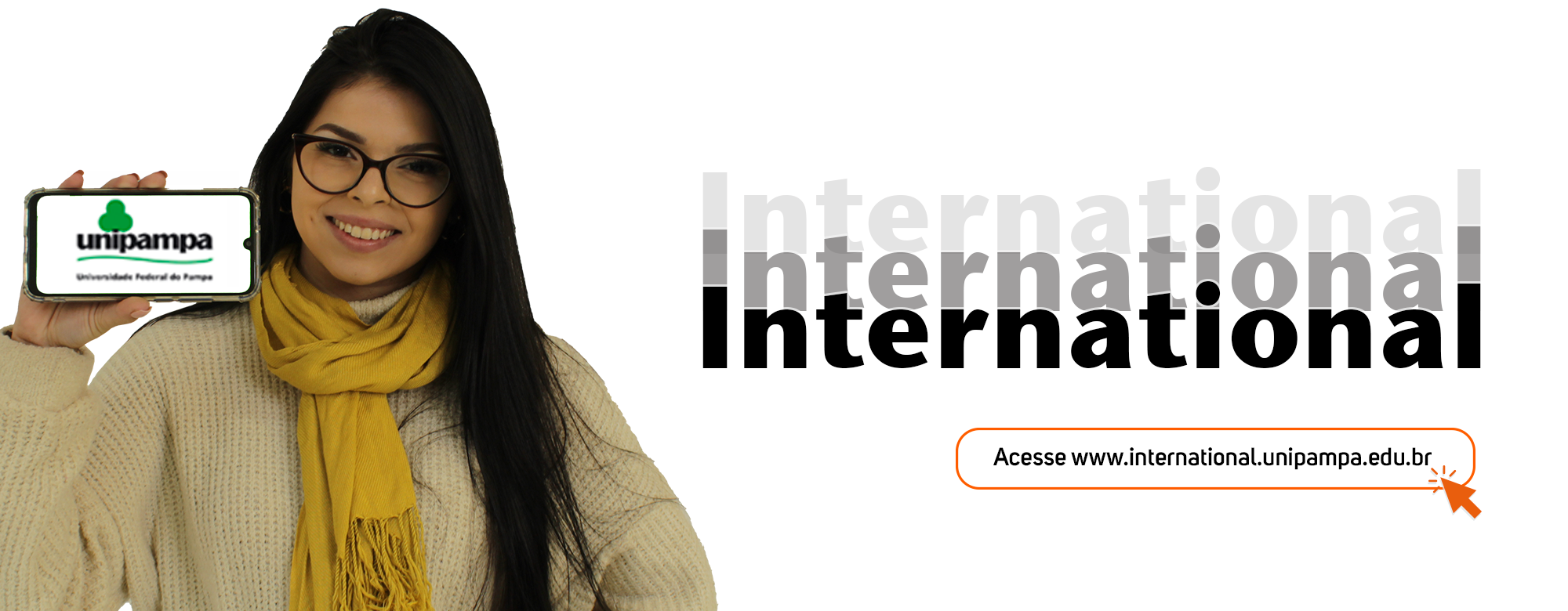 Uma estudante segura um smartphone mostrando a logo da Unipampa. Ao lado, a palavra "international".