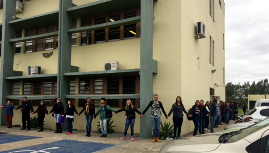 A comunidade acadêmica do Campus São Gabriel deixou sua marca no Dia "D" em defesa das IFES.