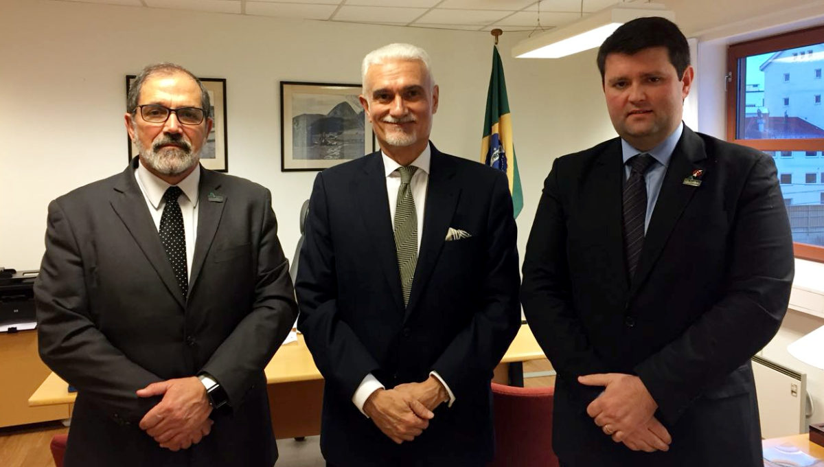 Da esquerda para a direita: reitor da Universidade Federal do Pampa (Unipampa) Marco Hansen, embaixador do Brasil na Noruega Geo