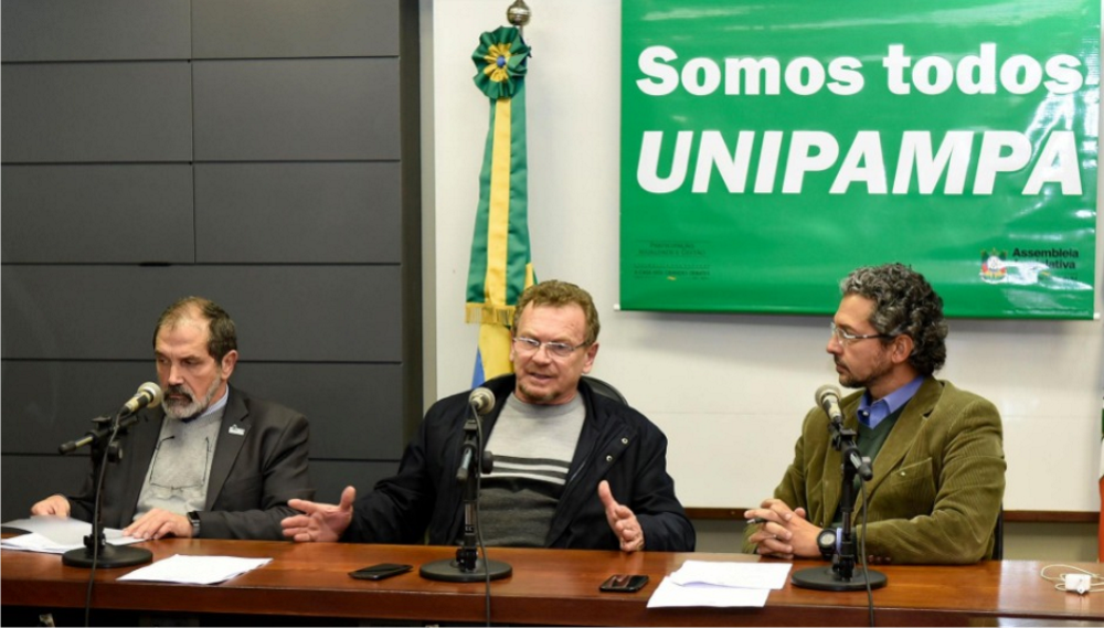 Hansen, Mainardi e o deputado estadual Frederico Antunes (PP) em reunião de trabalho da Frente Pluripartidária em Defesa da Unipampa.
