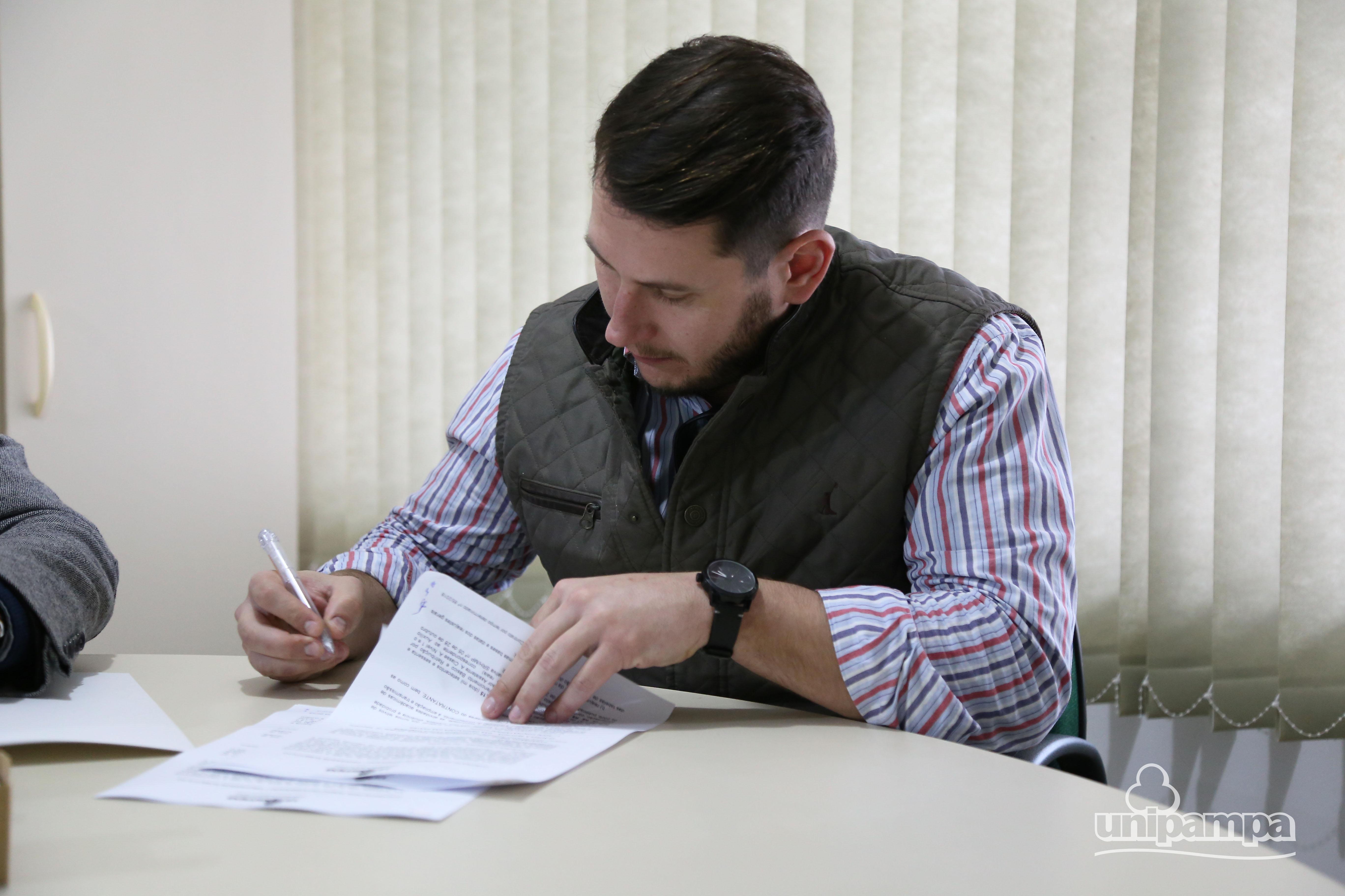 Professores substitutos formalizam assinatura de contratos - Foto: Ronaldo Estevam/Unipampa