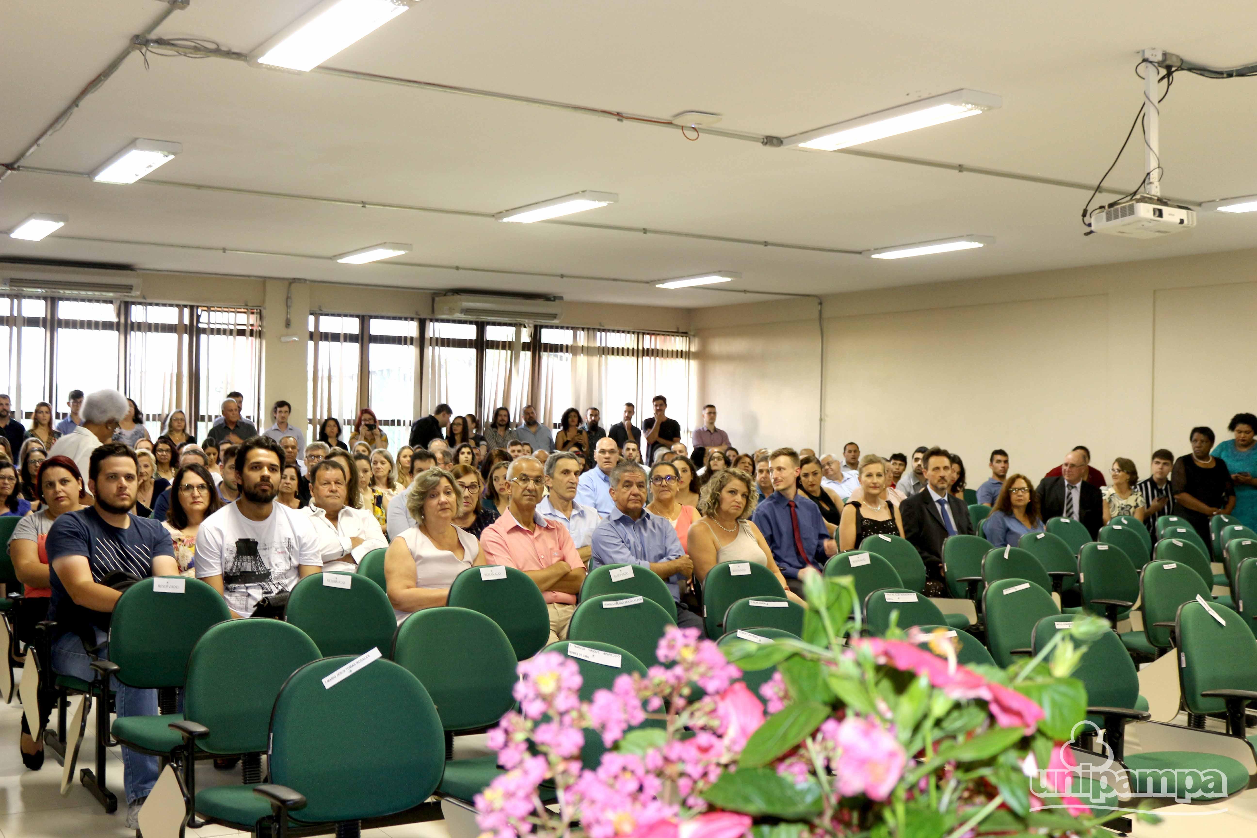 Público prestigiou sessão solene de colação de grau - Foto: Evelton Machado e Patrícia Ferreira