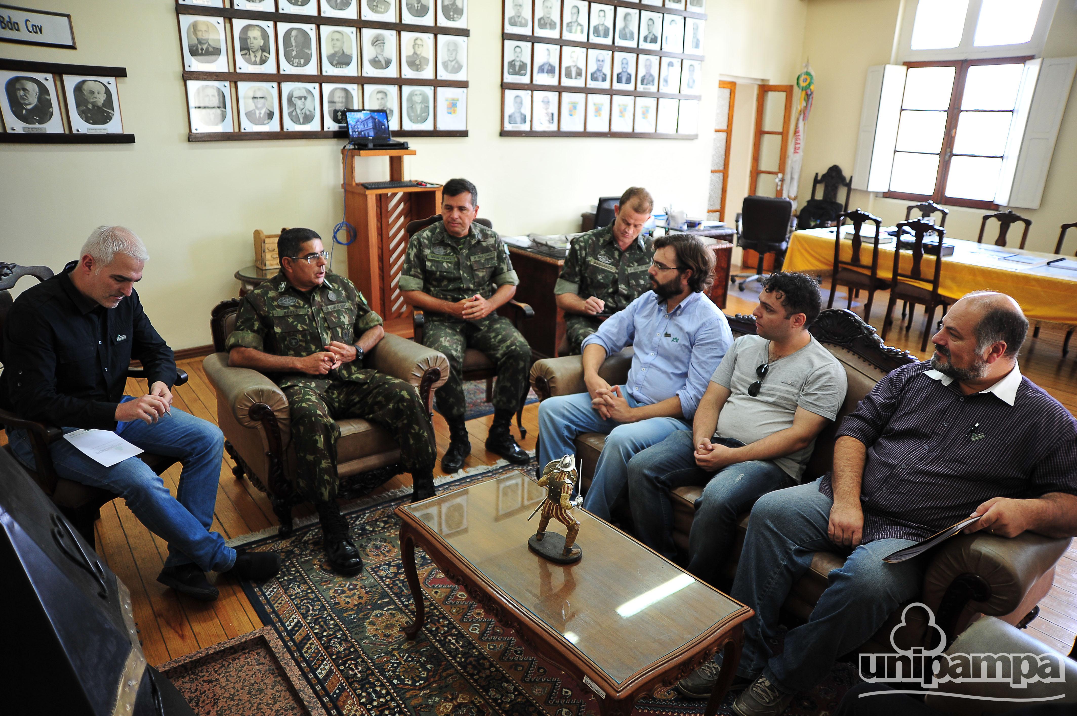 Servidores da Unipampa e do exército reunidos em uma sala do Quartel General