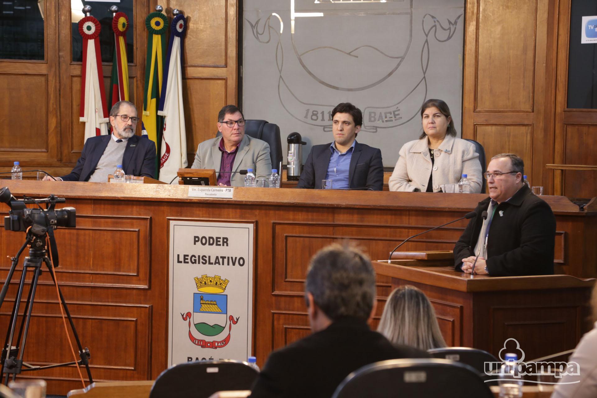 Na Sessão Especial da Câmara de Vereadores a educação e a Unipampa foram temas de discussão. (Fotos: Ronaldo Estevam)