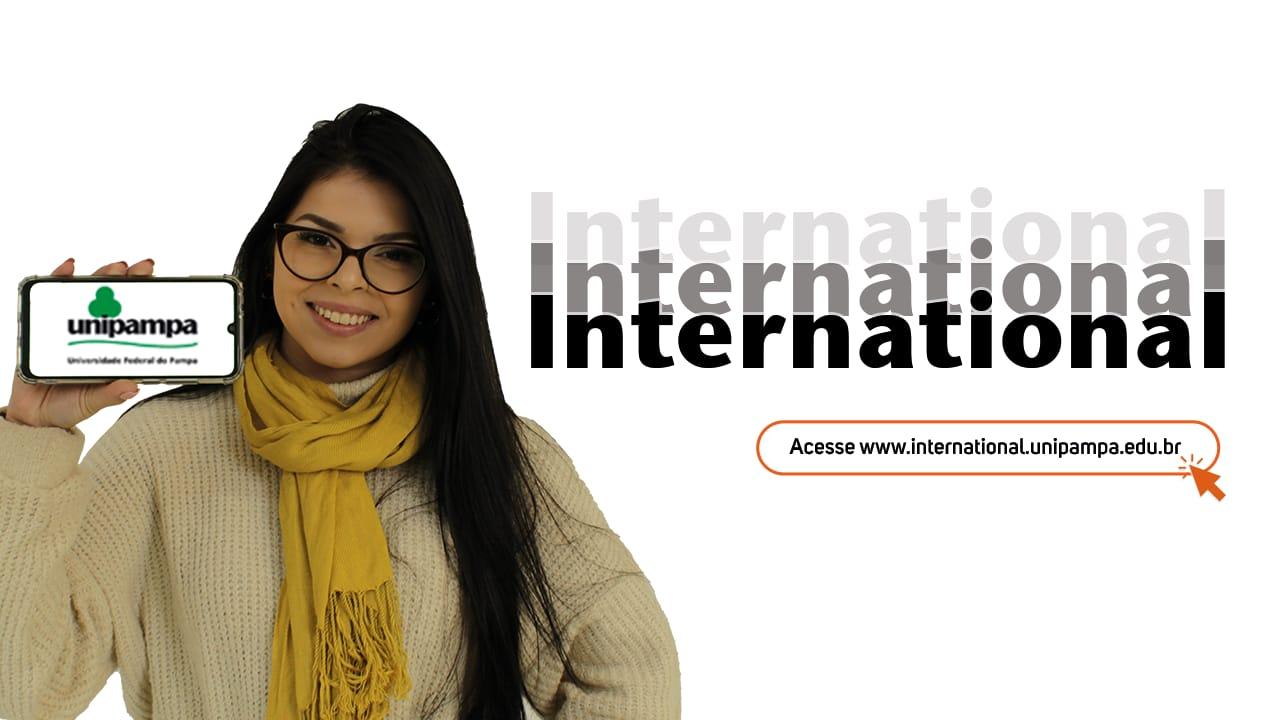 Imagem de uma estudante segurando um smartphone com o logo da Unipampa. Ao lado, a palavra "International" e o endereço do site.
