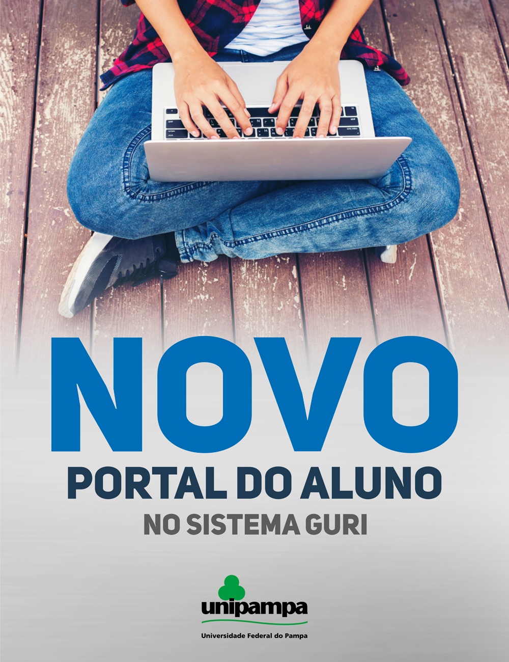 Foto de um jovem com notebook no colo onde se lê abaixo a frase "Novo Portal do Aluno no Sistema Guri".