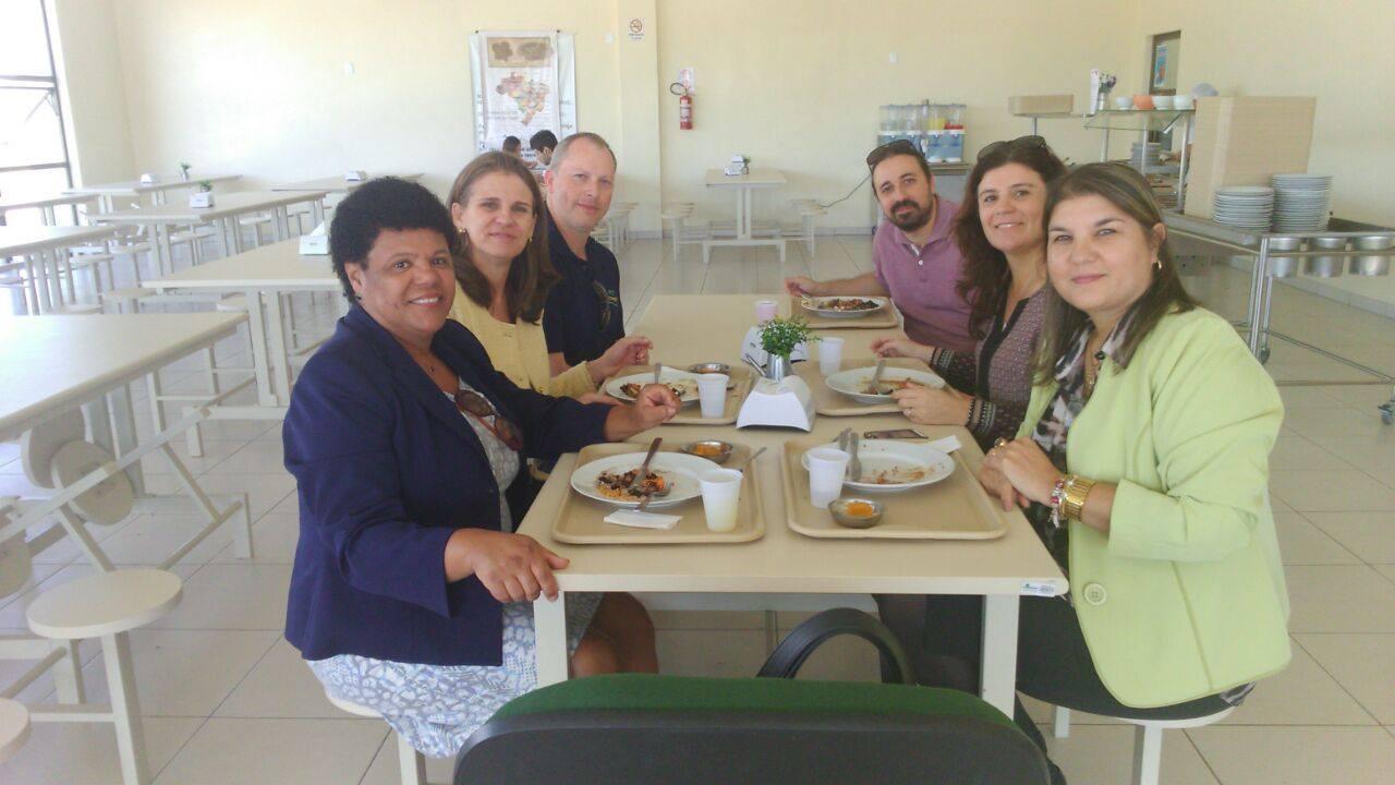 foto dos gestores à mesa no RU de Dom Pedrito, com a professora Joana da Luz, a professora Ulrika Arns e o professor Cleiton Perleberg à esquerda, e a professora Nádia Bucco, a professora Tisa Leite e o professor Fábio Corniani à direita.