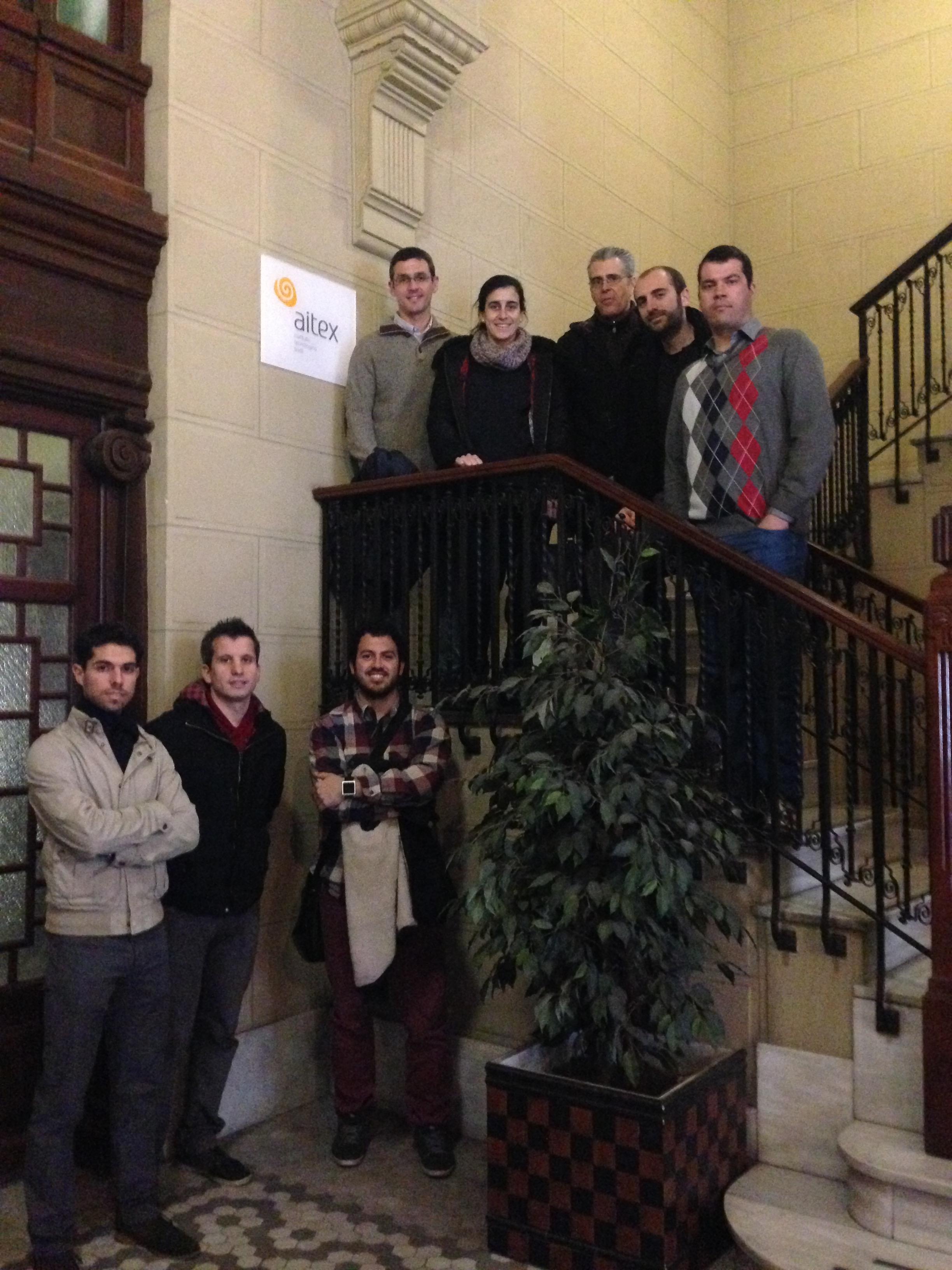 pessoas posam para foto em escadaria no prédio da aitex, empresa espanhola na cidade de Valência