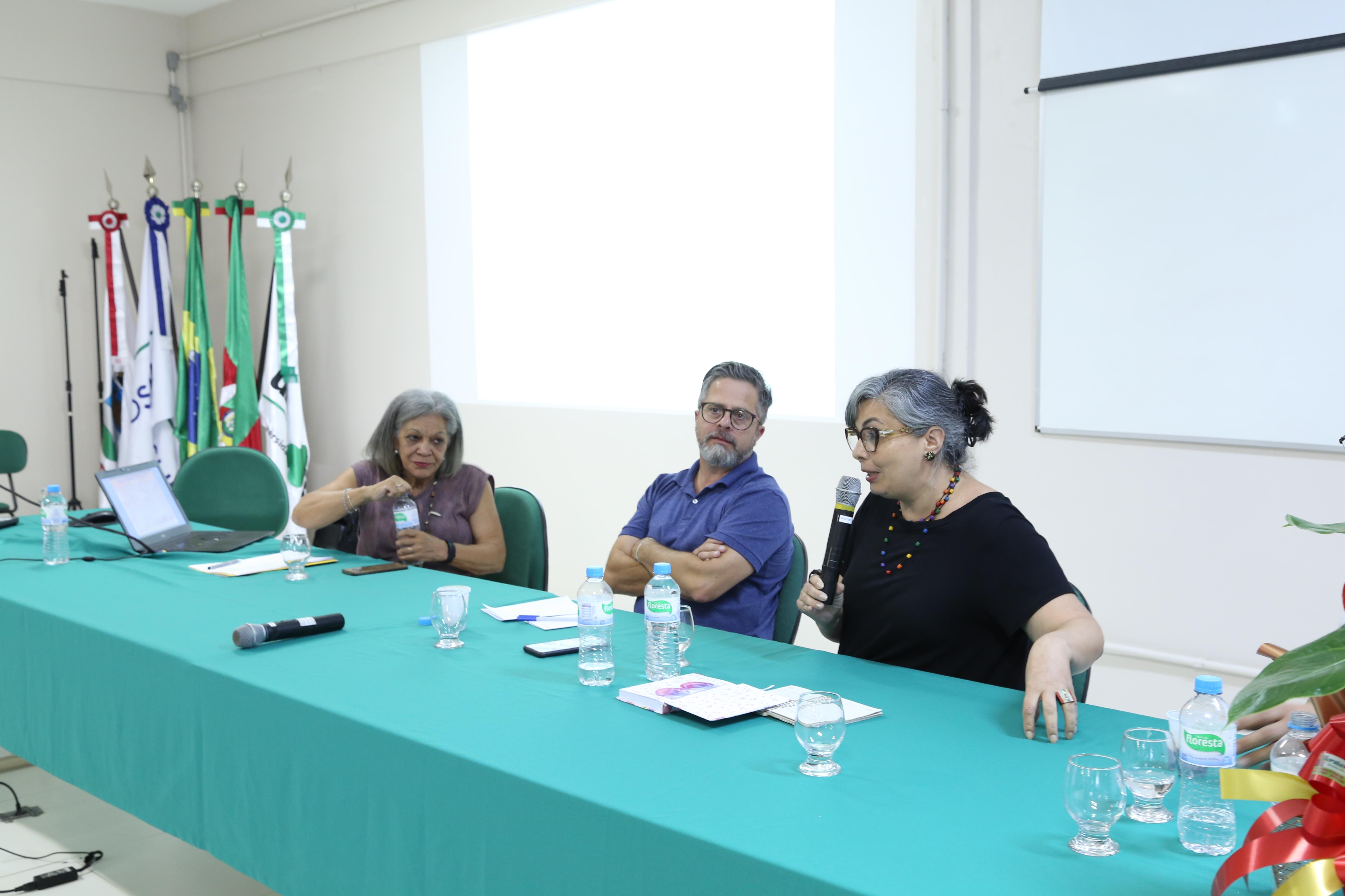 Professora Vera Medeiros, do Campus Bagé, foi a mediadora do evento - Foto: Franceli Couto/ACS