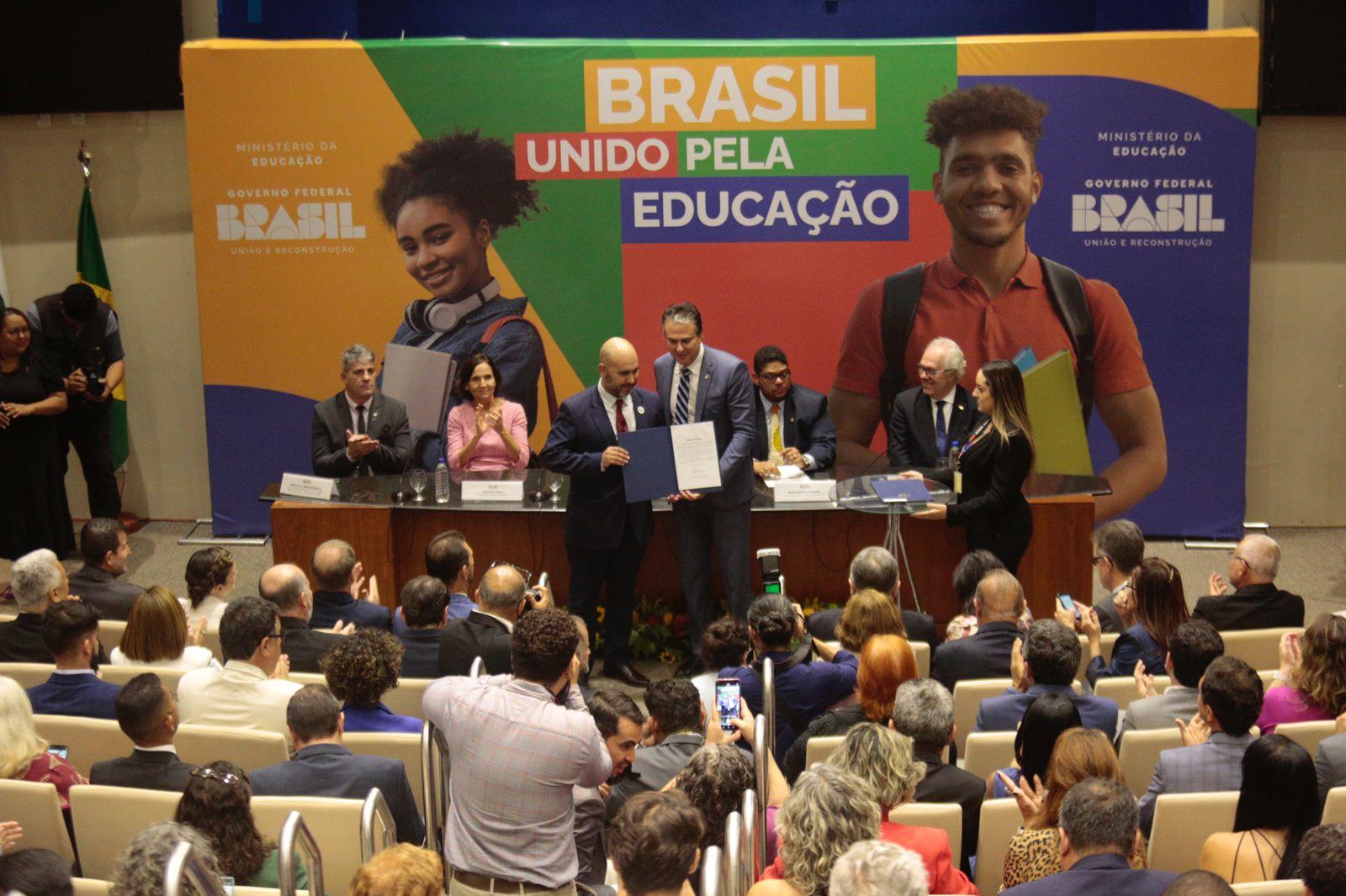 Reitor da Unipampa, Edward Pessano, toma posse em cerimônia do MEC em Brasília (Foto: divulgação MEC)