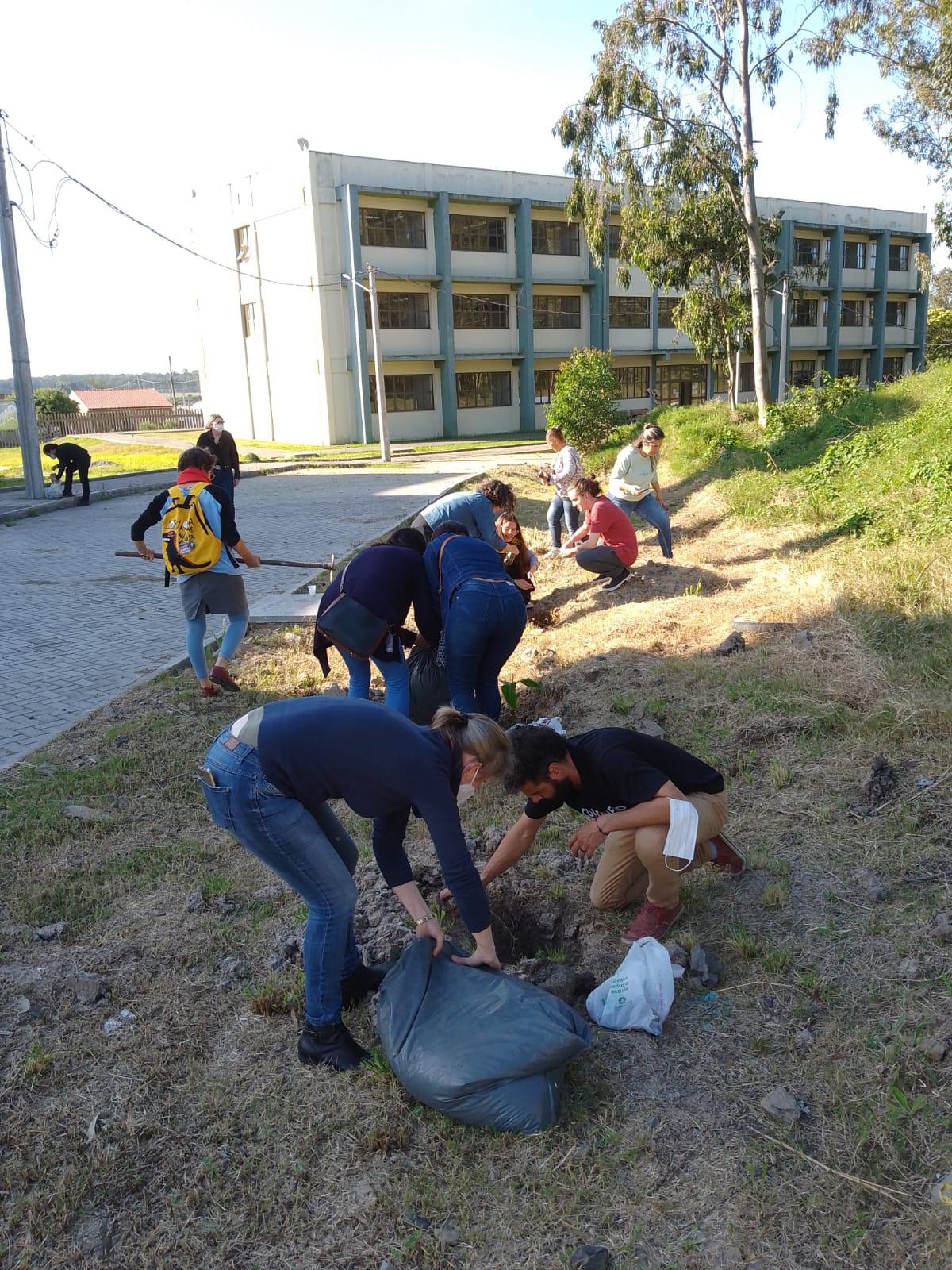 Os participantes da Jornada puderam realizar o plantio do Pomar do Campus Jaguarão - Divulgação