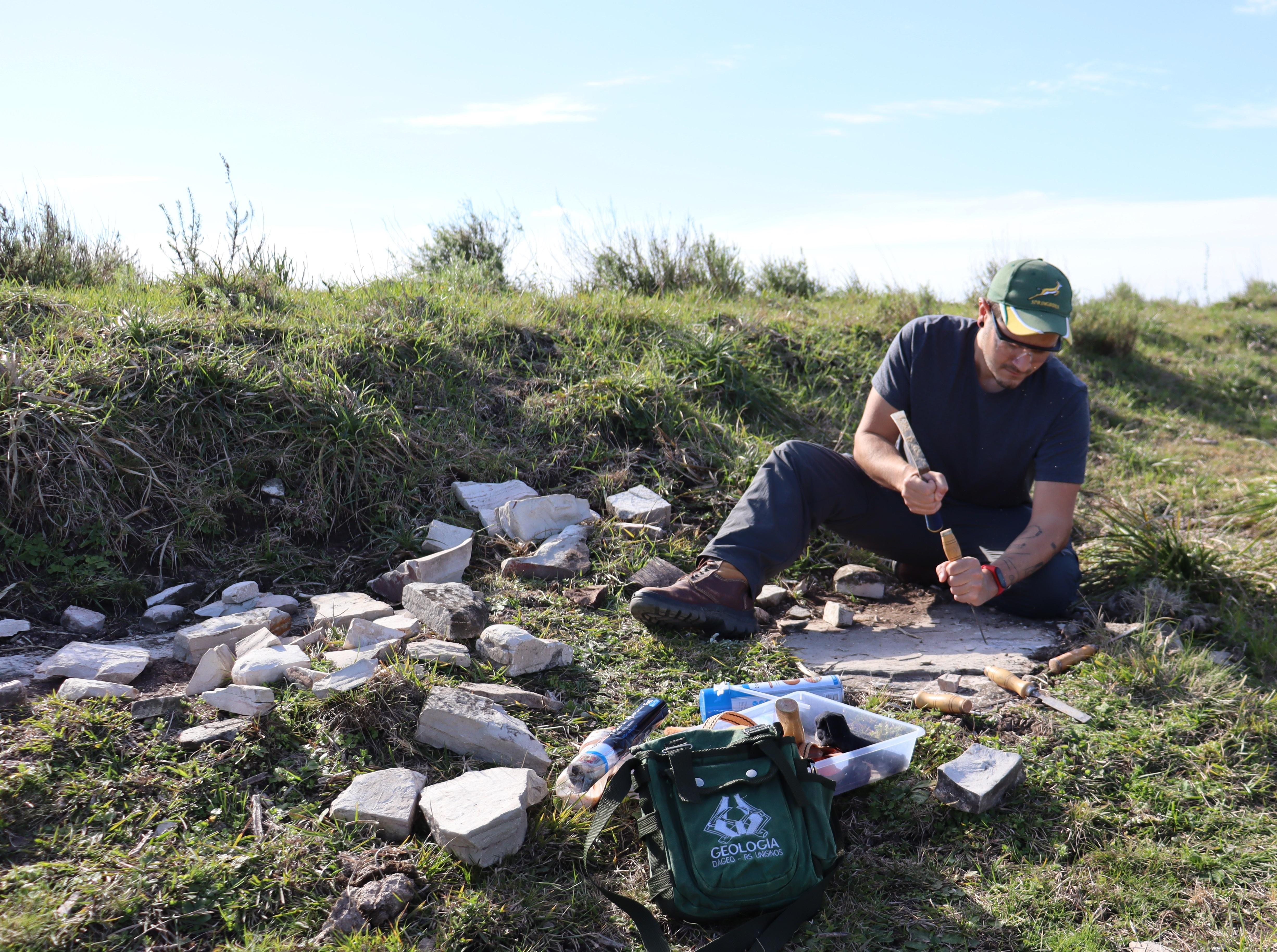 Pesquisador realizando trabalho de campo para coleta dos fósseis - Divulgação