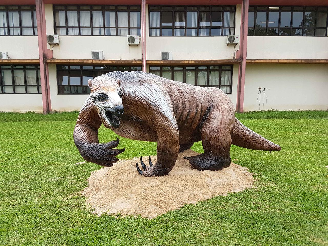 Escultura ficará na entrada do Campus até a construção do Jardim da Geodiversidade. Imagem: Divulgação