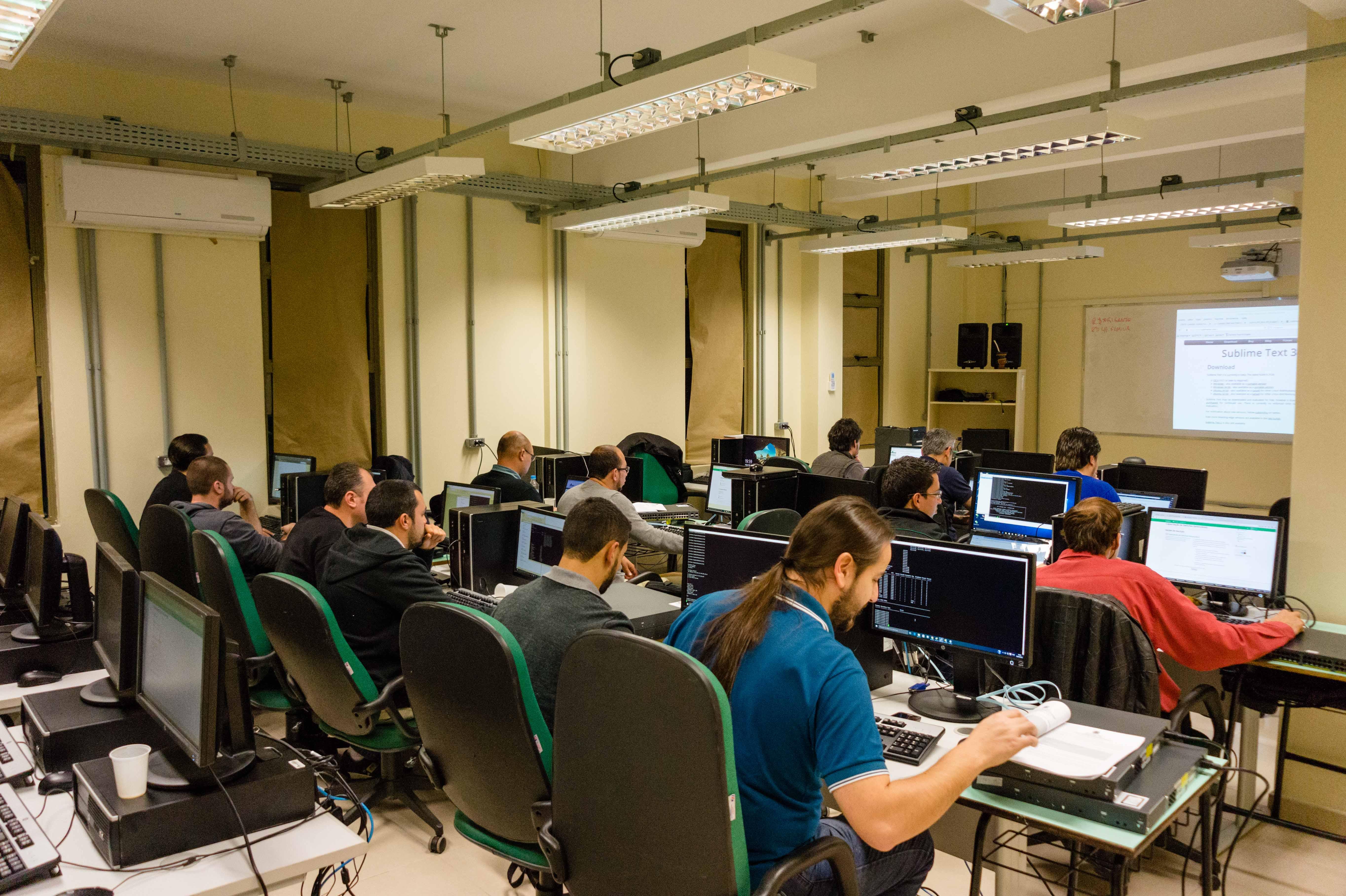 Na foto aparecem 13 servidores sentados em frente a computadores enquanto participam da parte prática da capacitação.