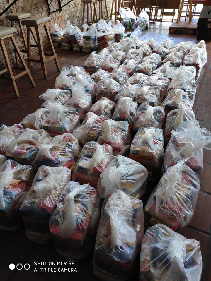 Foto de várias cestas básicas prontas para distribuição.