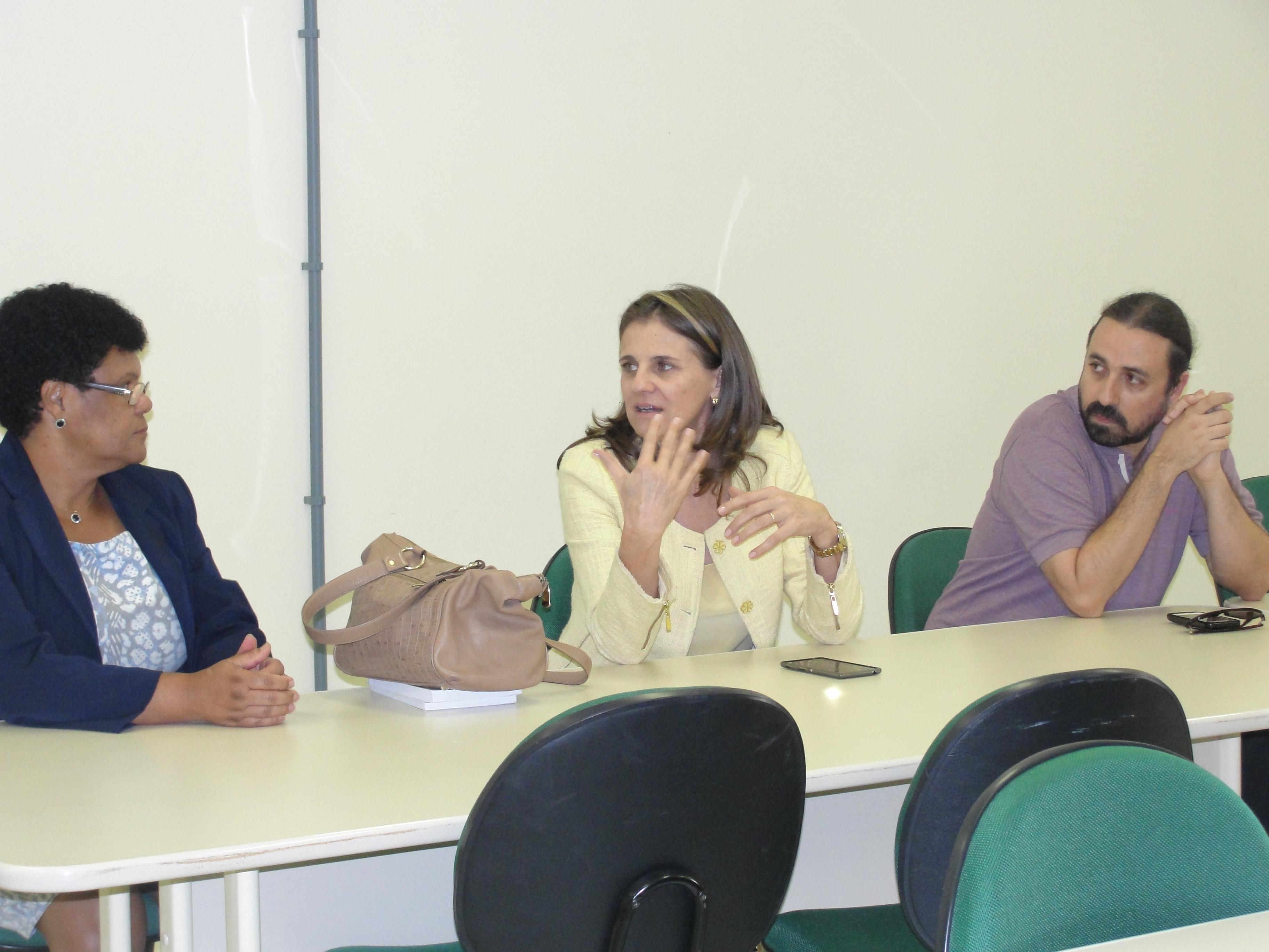 Reunião na Unipampa, com a professora Joana da Luz à esquerda, reitora Ulrika Arns ao centro e professor Fábio Corniani à direita