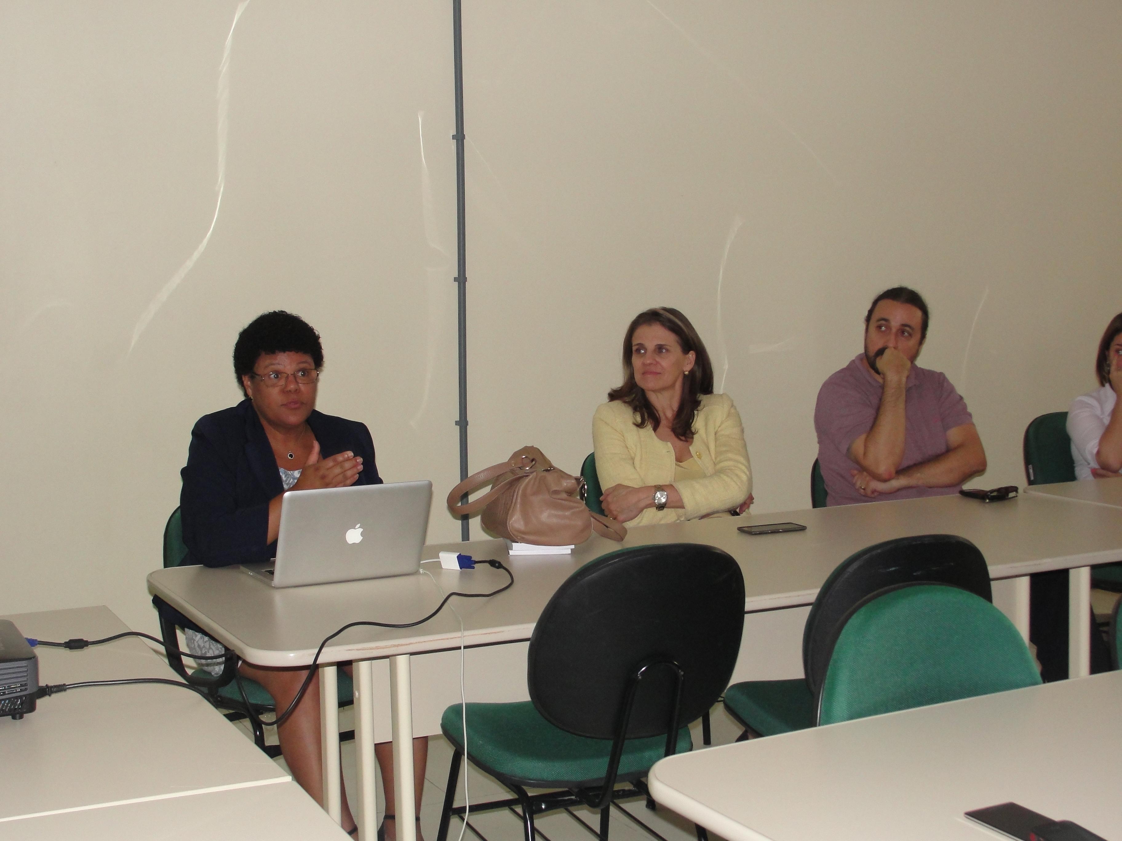 Reunião na Unipampa, com a professora Joana da Luz à esquerda, reitora Ulrika Arns ao centro e professor Fábio Corniani à direita