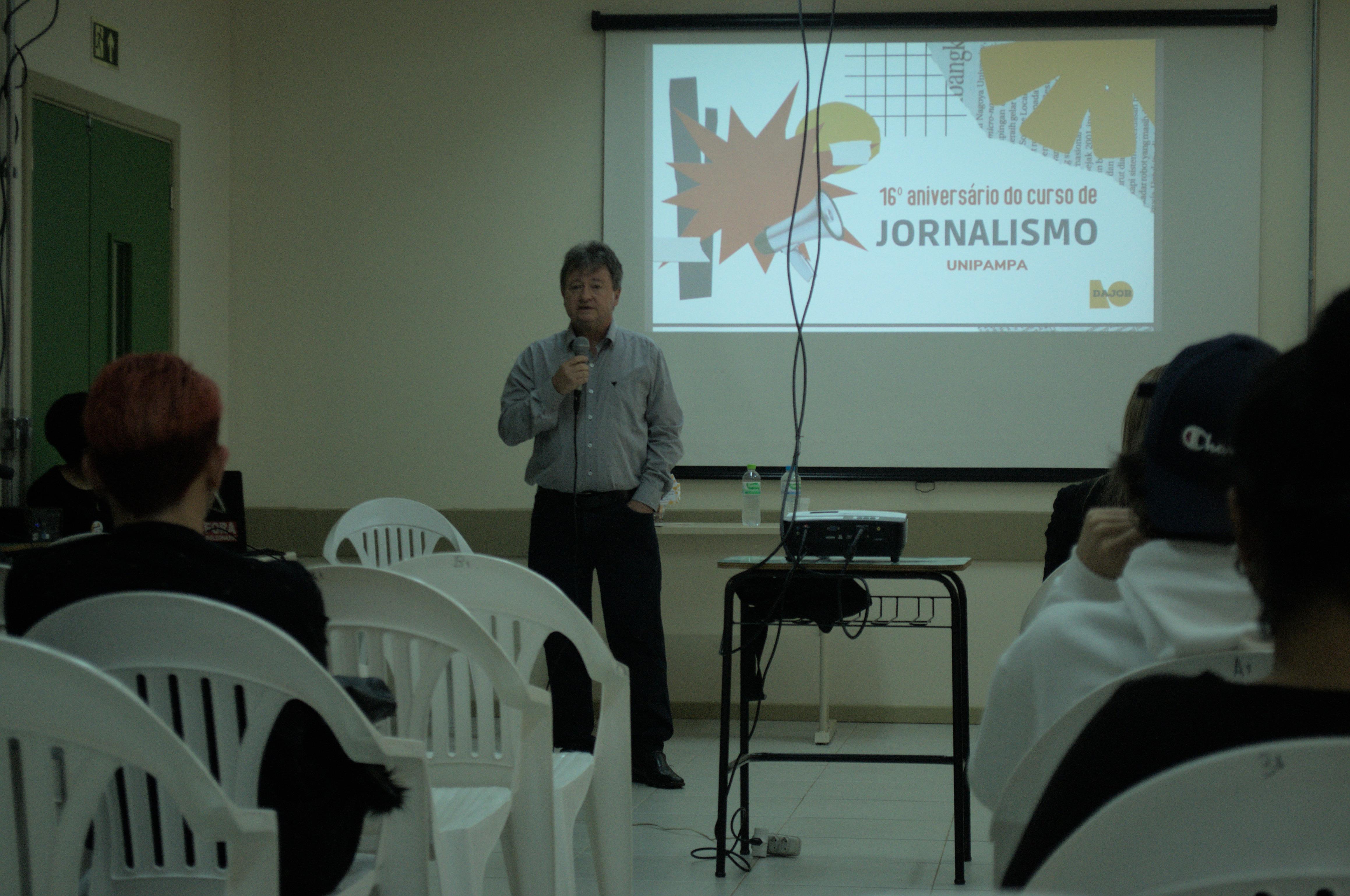Foto colorida do evento de 16 anos do curso de Jornalismo da Unipampa
