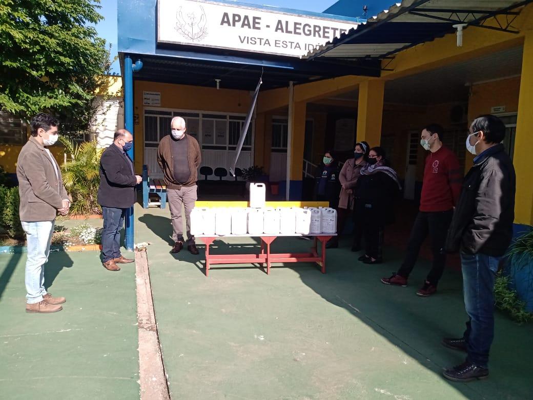 Unipampa doa 200 litros de álcool no município de Alegrete