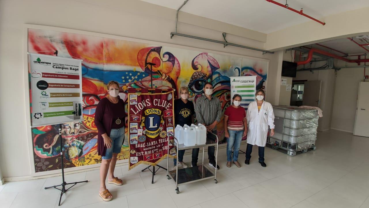 Equipe Diretiva e Etanois do Pampa fazem entrega ao Lions Clube Santa Tecla