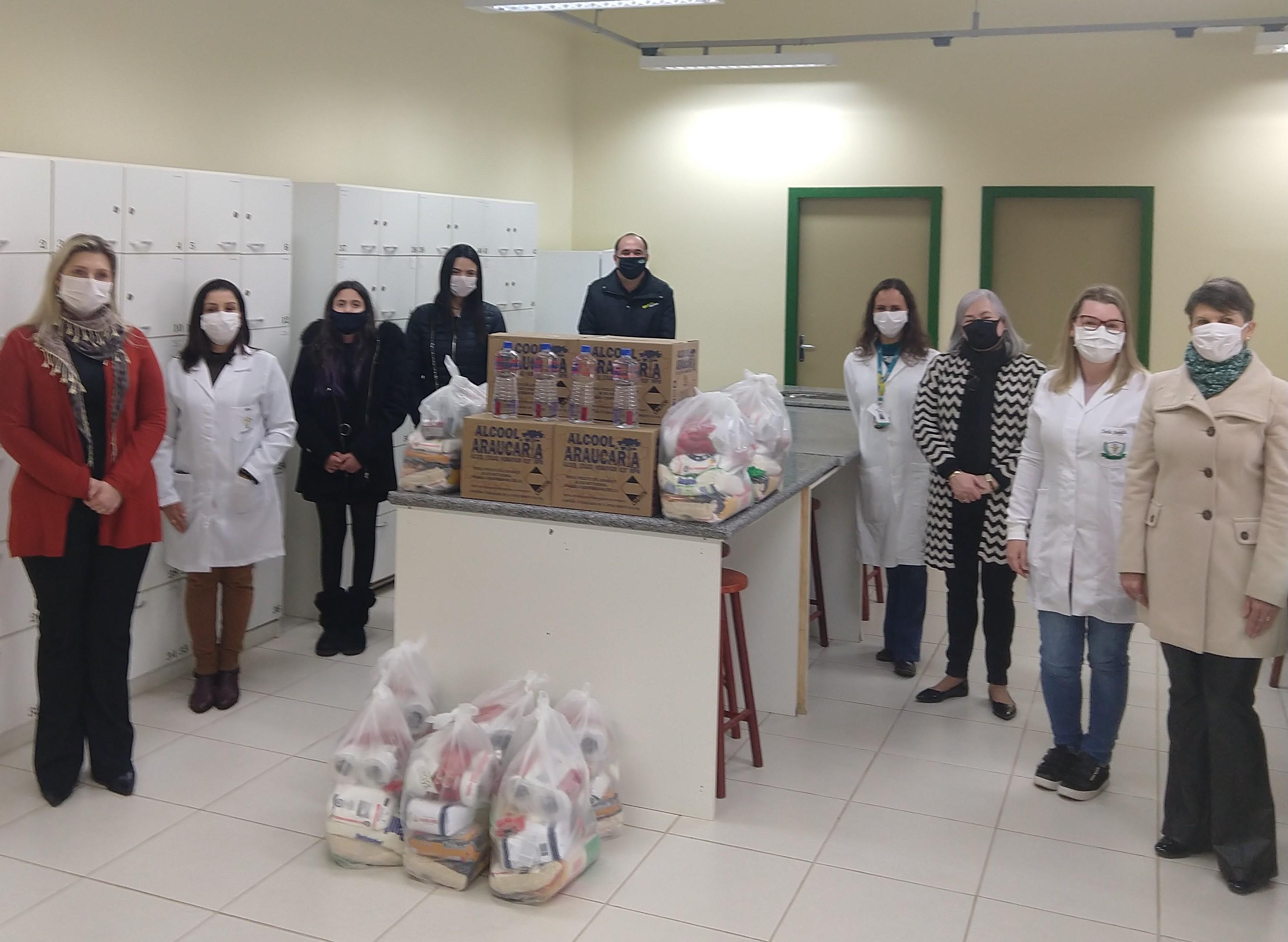 Curso de Farmácia da Unipampa realiza doação de álcool e de cestas básicas em Uruguaiana - Divulgação
