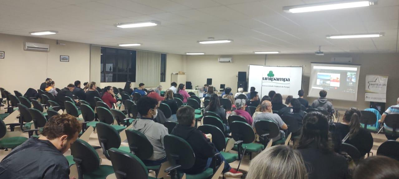 Foto colorida com estudantes e demais participantes do Mateando com Turismo no Campus Jaguarão