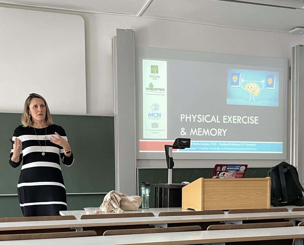 A professora Pâmela Mello-Carpes compartilhou sua pesquisa que explora efeitos cognitivos do exercício físico e estratégias de d