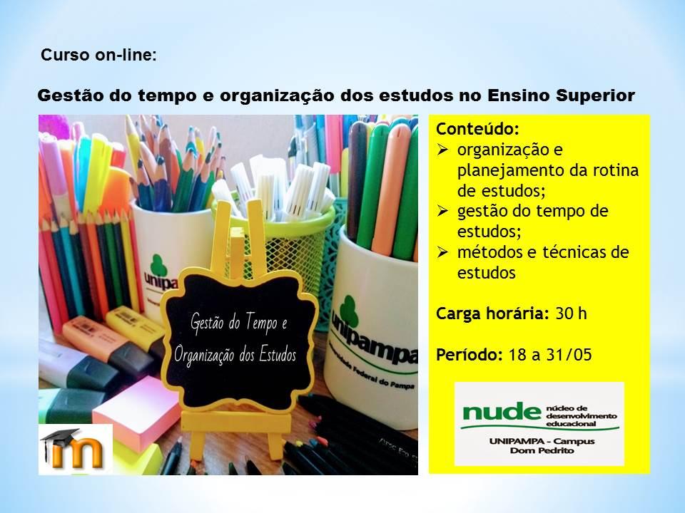 lápis e canetas coloridas organizados em porta-lapis e caneca com logo da unipampa. no meio, plaquinha com nome do curso