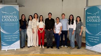 Equipe participante da visita técnica ao Hospital Católico Foto em grupo de muitas pessoas em uma sala
