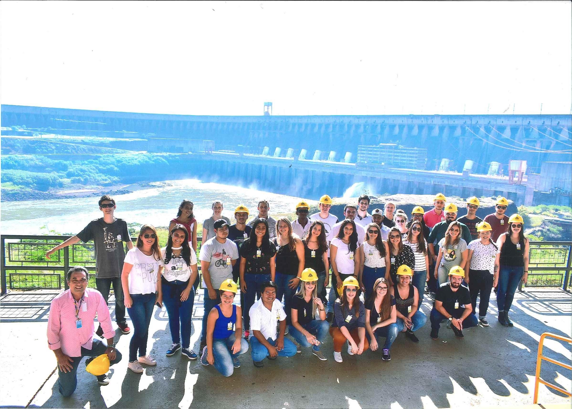 Na foto, grupo de estudantes posa em patamar da hidrelétrica de Itaipu