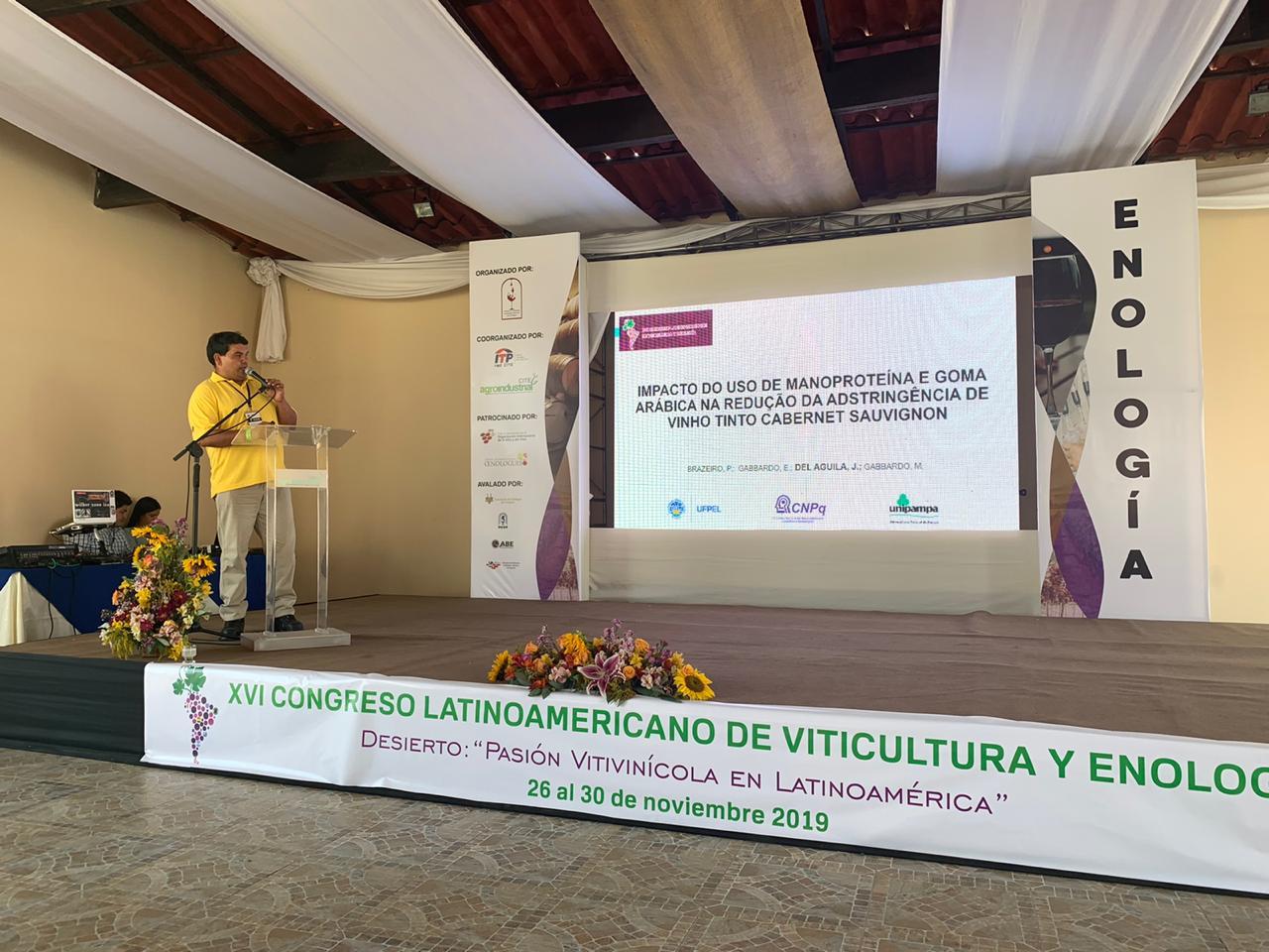 Professor Juan Saavedra del Aguila apresentou os resultados de suas pesquisas - Foto: Divulgação