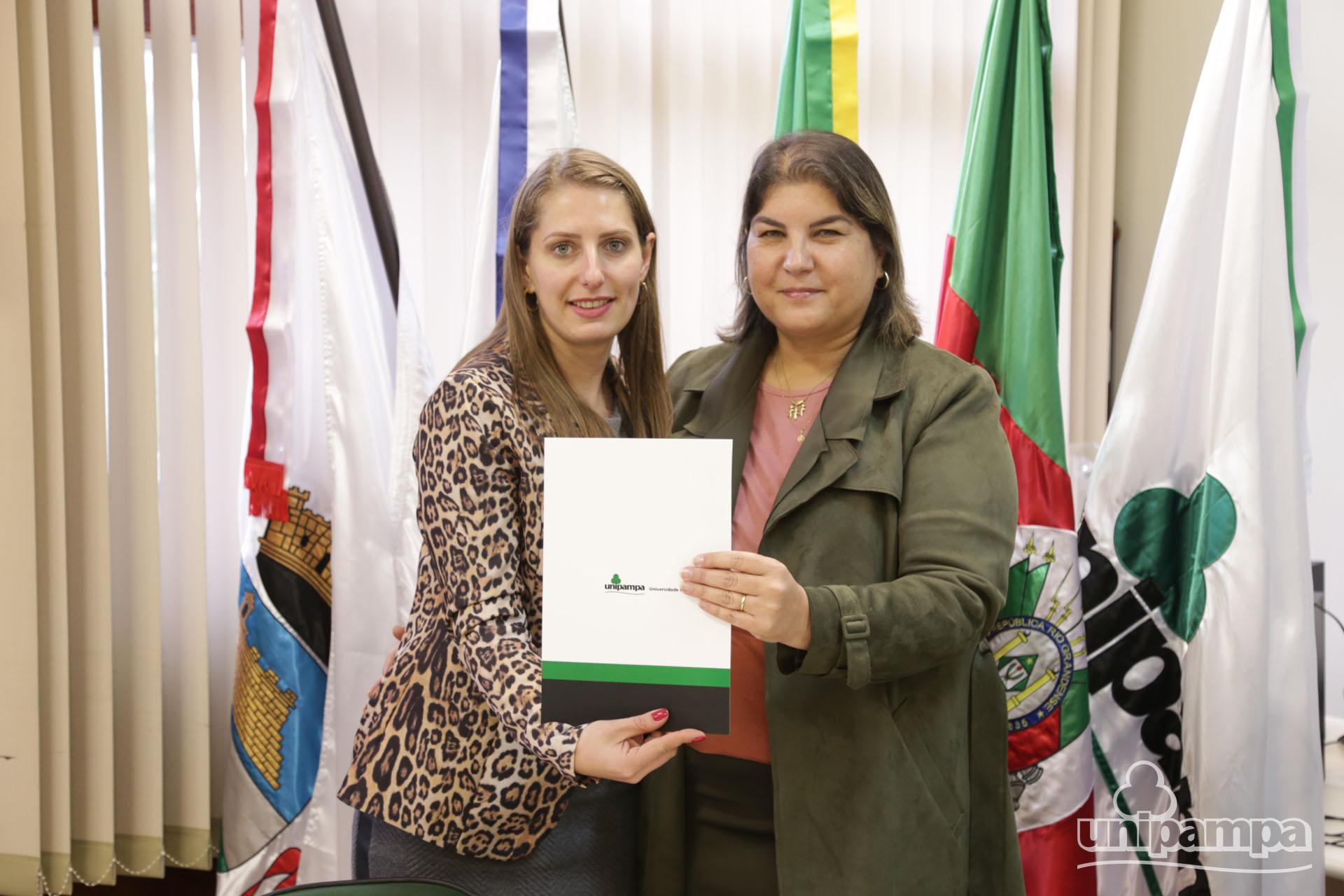 A professora Adriana Schonwald assinou o termo de posse na segunda-feira, 26 - Foto: Ronaldo Estevam