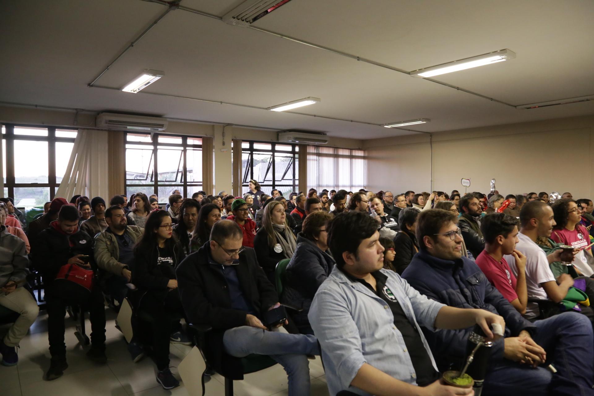 Mais de 200 pessoas prestigiaram o segundo debate - Foto: Franceli Couto