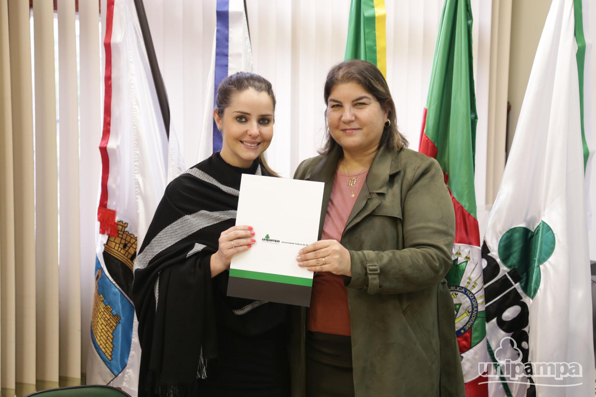 A professora Ana Hartmann assinou o termo de posse na segunda-feira, 26 - Foto: Ronaldo Estevam