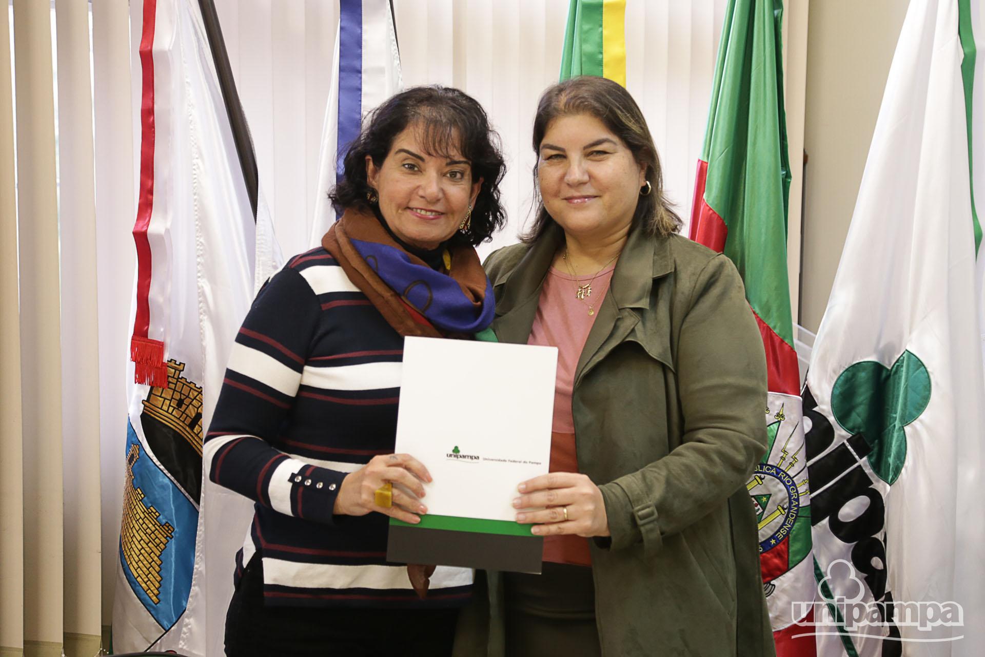 A professora Fernanda Fagundes assinou o termo de posse na segunda-feira, 26 - Foto: Ronaldo Estevam