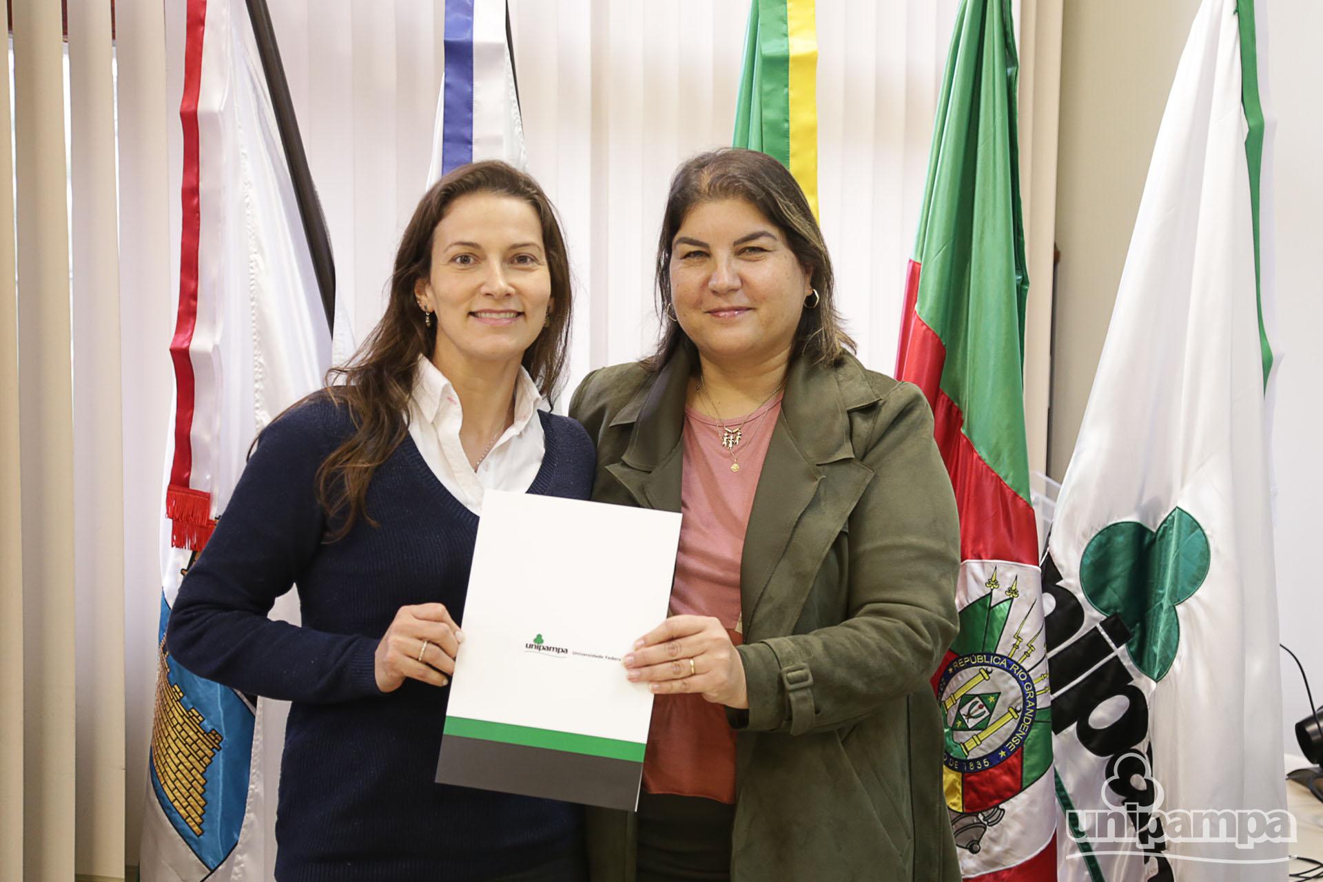A professora Thais de Freitas assinou o termo de posse na segunda-feira, 26 - Foto: Ronaldo Estevam