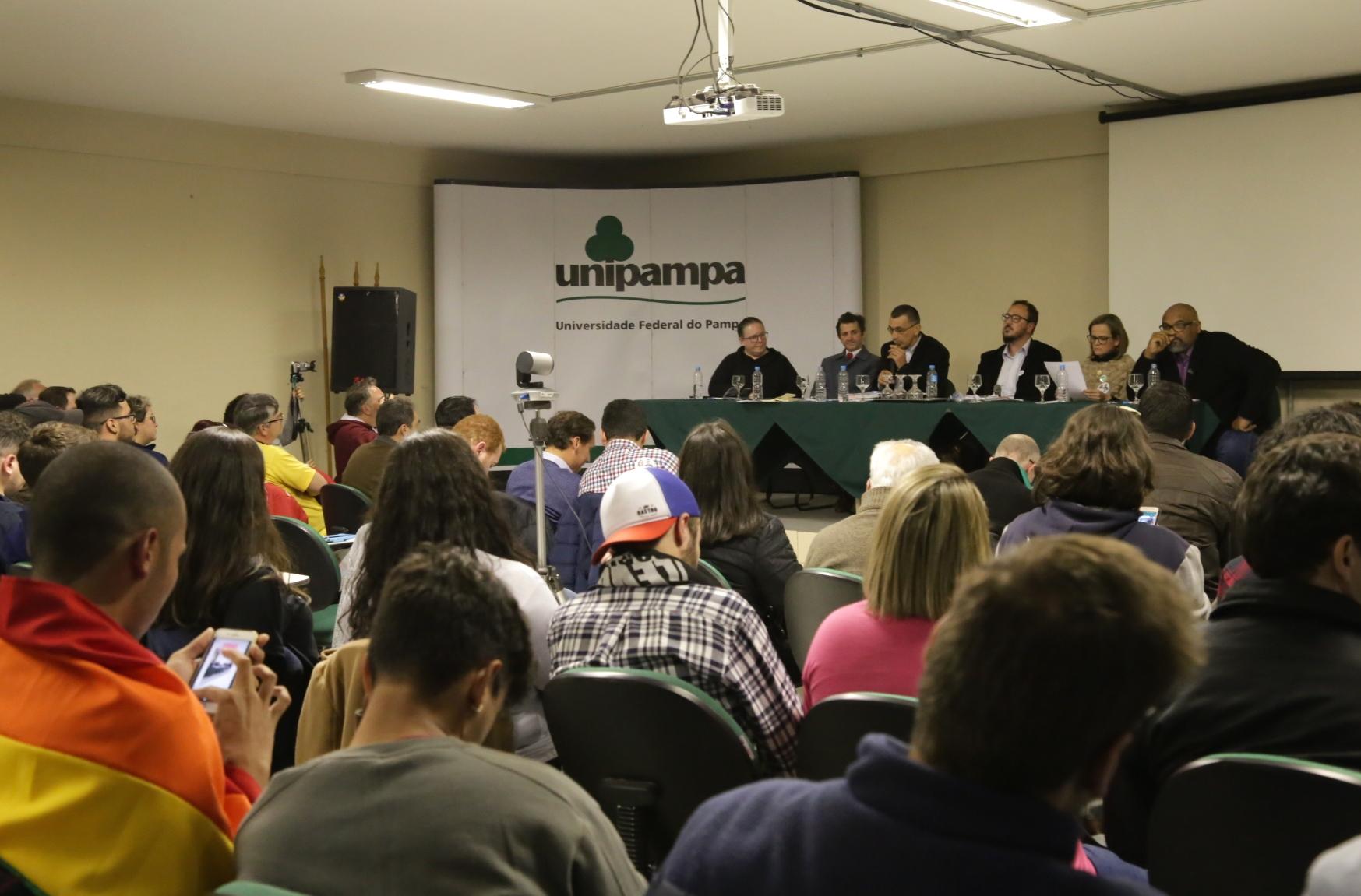 Segundo debate contou com a participação dos seis candidatos ao cargo de reitor da Unipampa - Foto: Franceli Couto