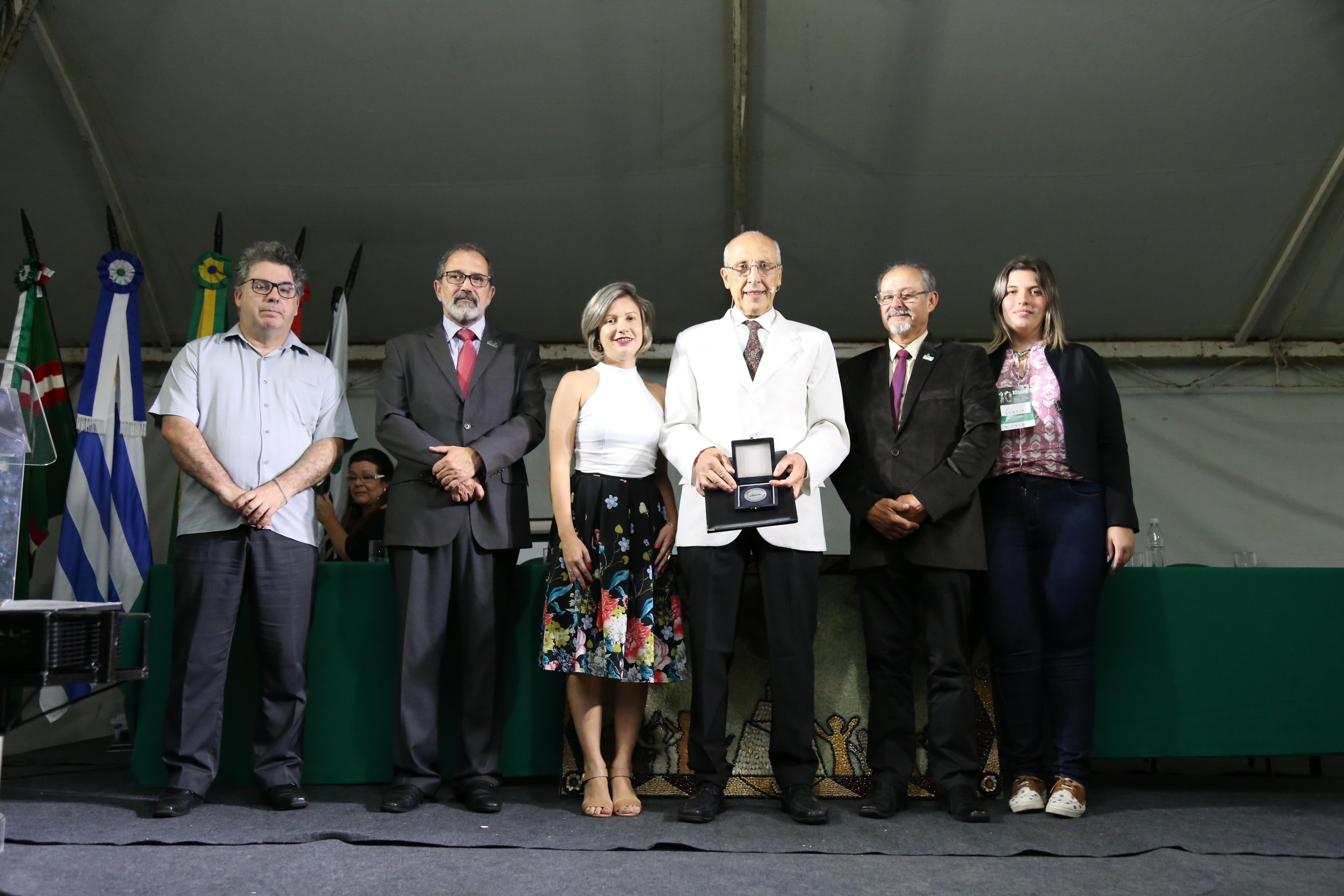 Benedetti foi a primeira personalidade a receber o Mérito Universitário pela Unipampa. Foto: Milene Marchezan