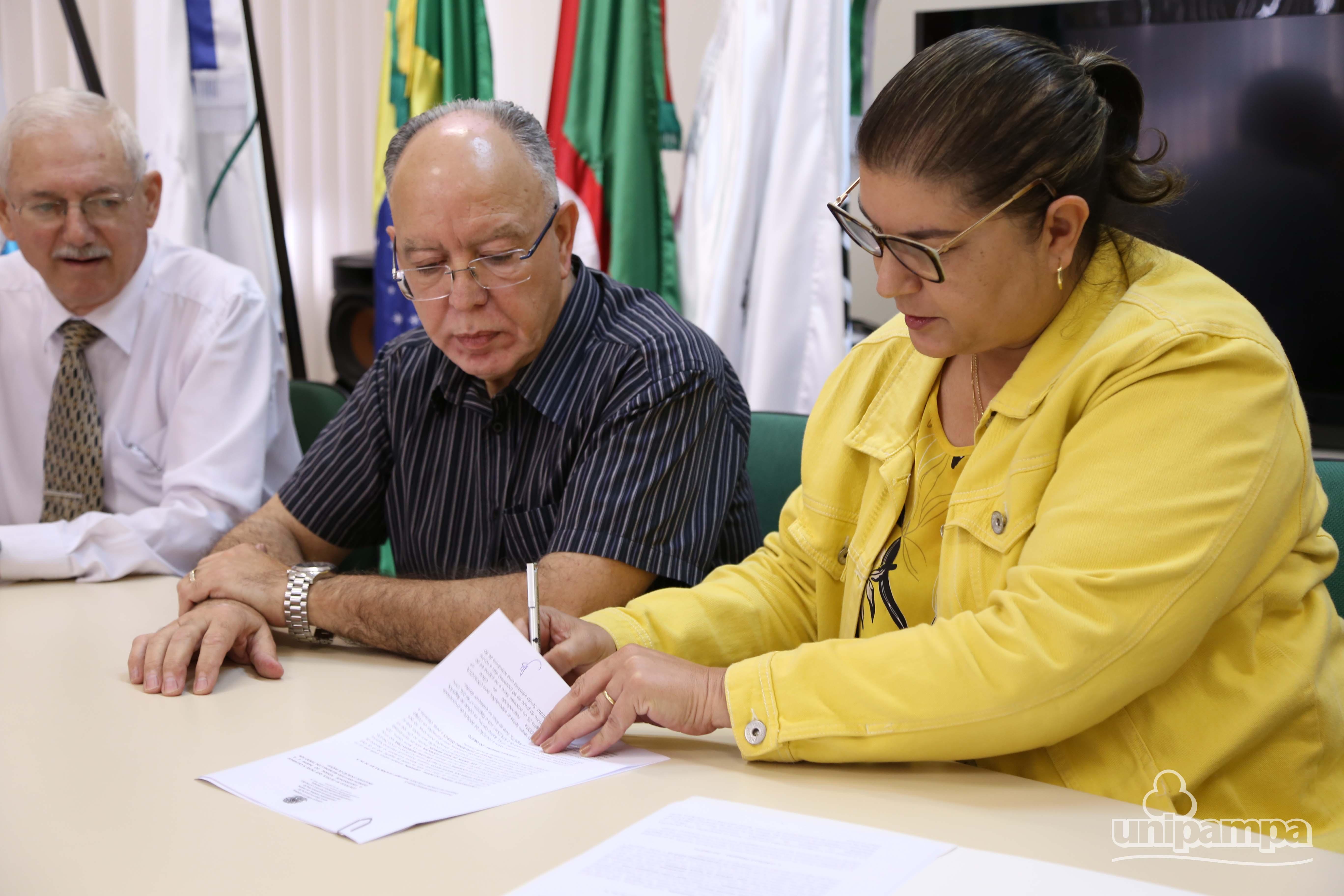 A reitora em exercício, Nádia Bucco, assinou o contrato da locação. Foto: Ronaldo Estevam