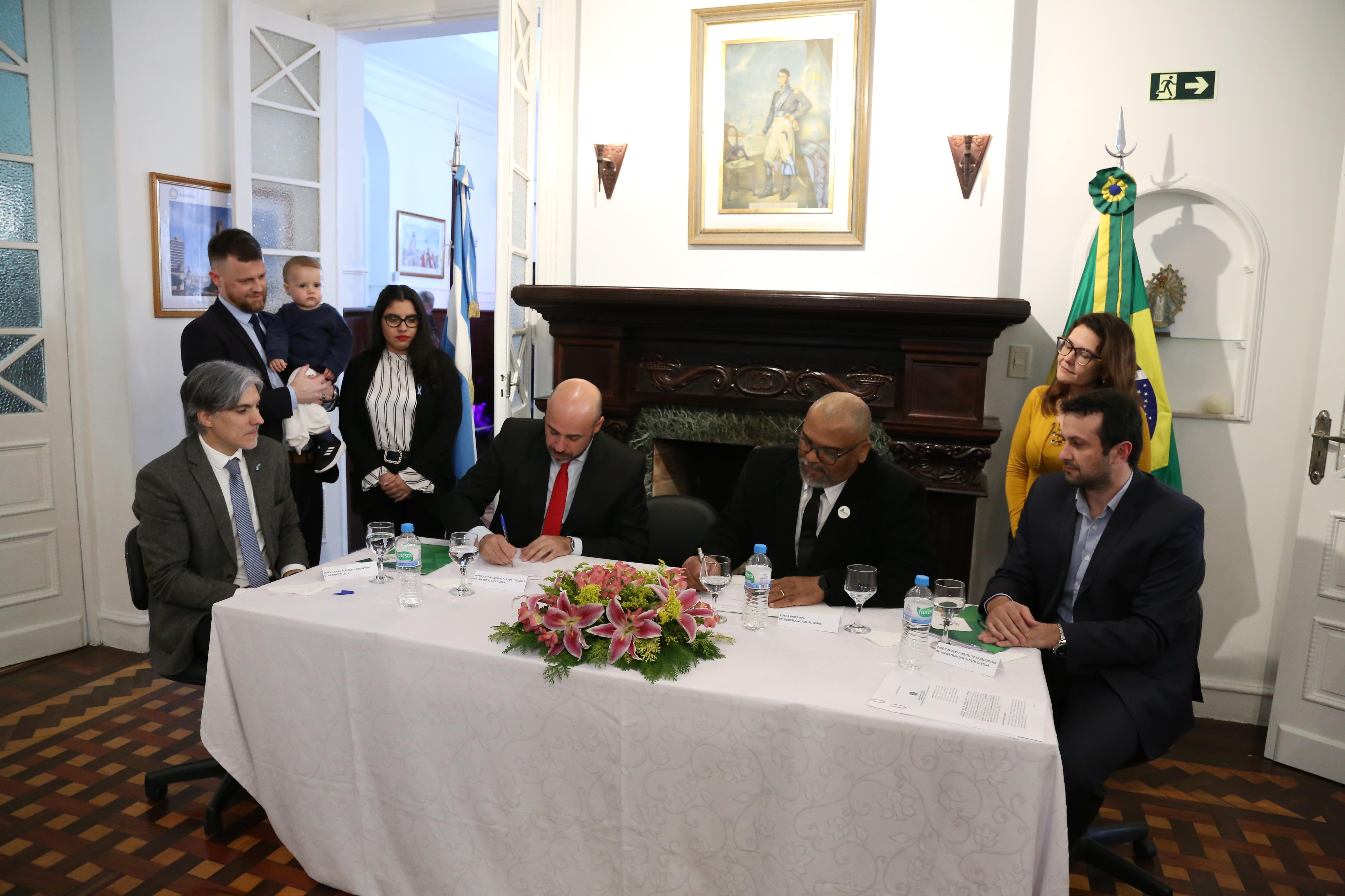 Unipampa e Centro Municipal de Estudos Universitários assinam acordo de cooperação internacional - Foto: Ronaldo Estevam