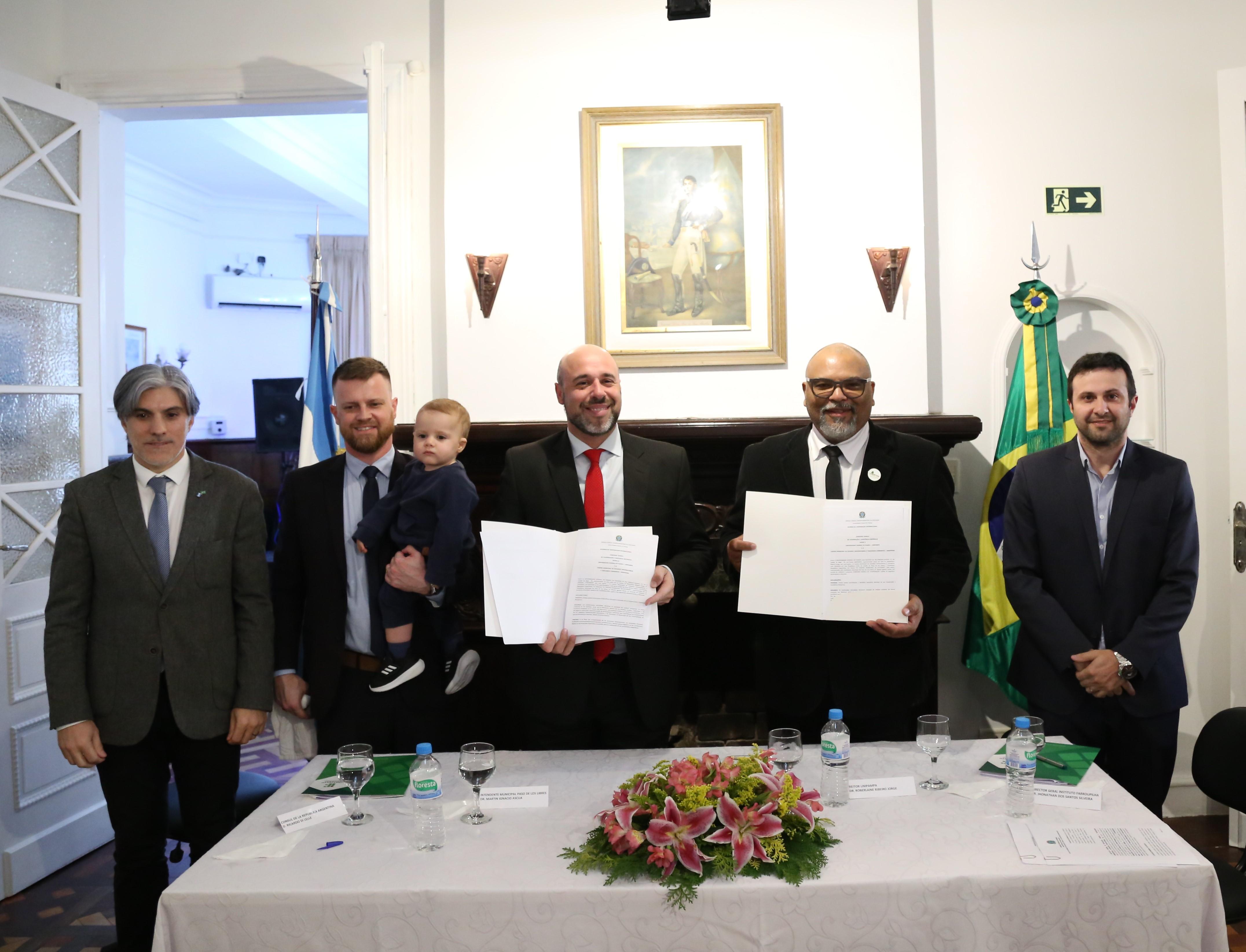 Unipampa e Centro Municipal de Estudos Universitários assinam acordo de cooperação internacional - Foto: Ronaldo Estevam