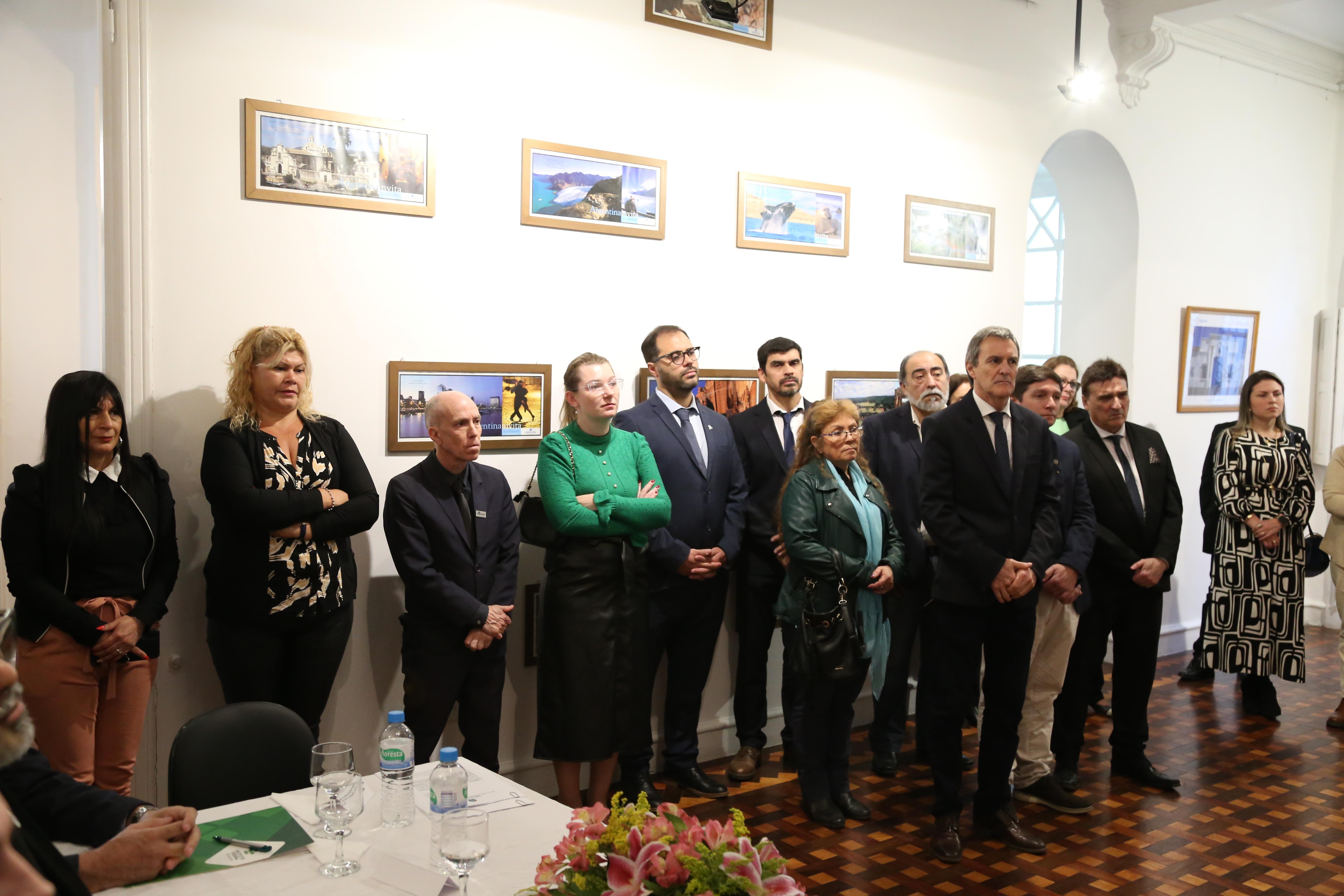 Autoridades acadêmicas e políticas prestigiaram o ato de assinatura do acordo - Foto: Ronaldo Estevam